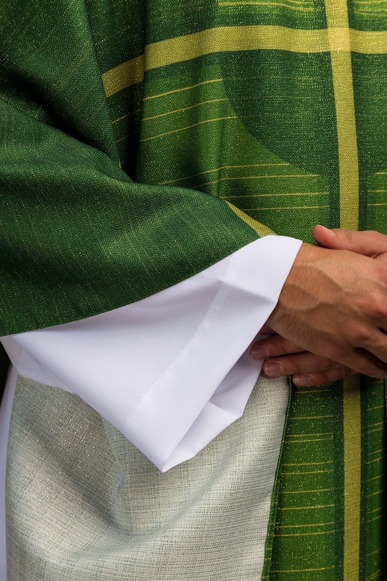 Kasel grün mit gedrucktem Kreuzmotiv