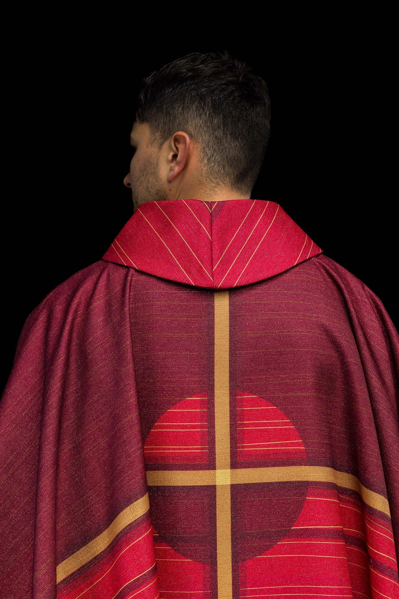 Gedruckte rote Kasel mit Kreuzmotiv