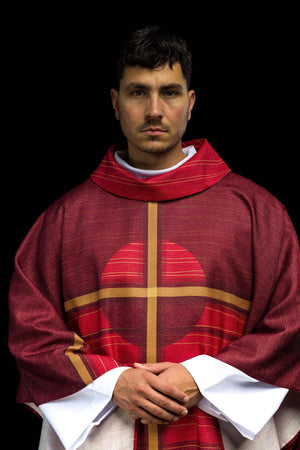 Gedruckte rote Kasel mit Kreuzmotiv