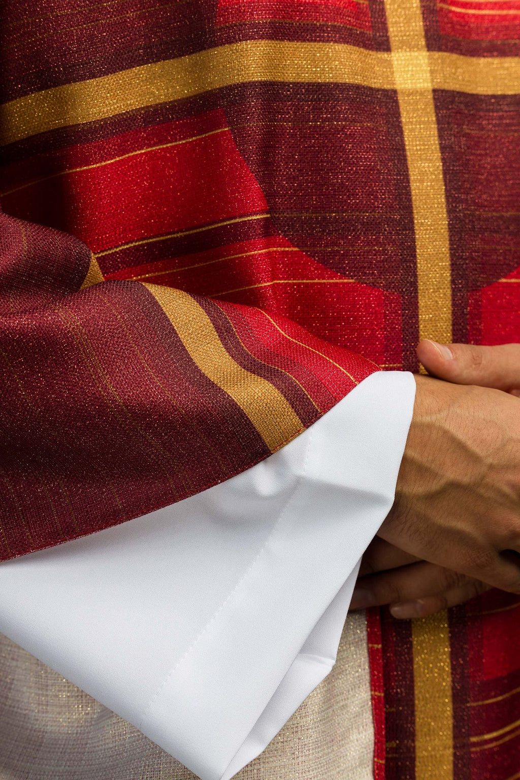 Gedruckte rote Kasel mit Kreuzmotiv