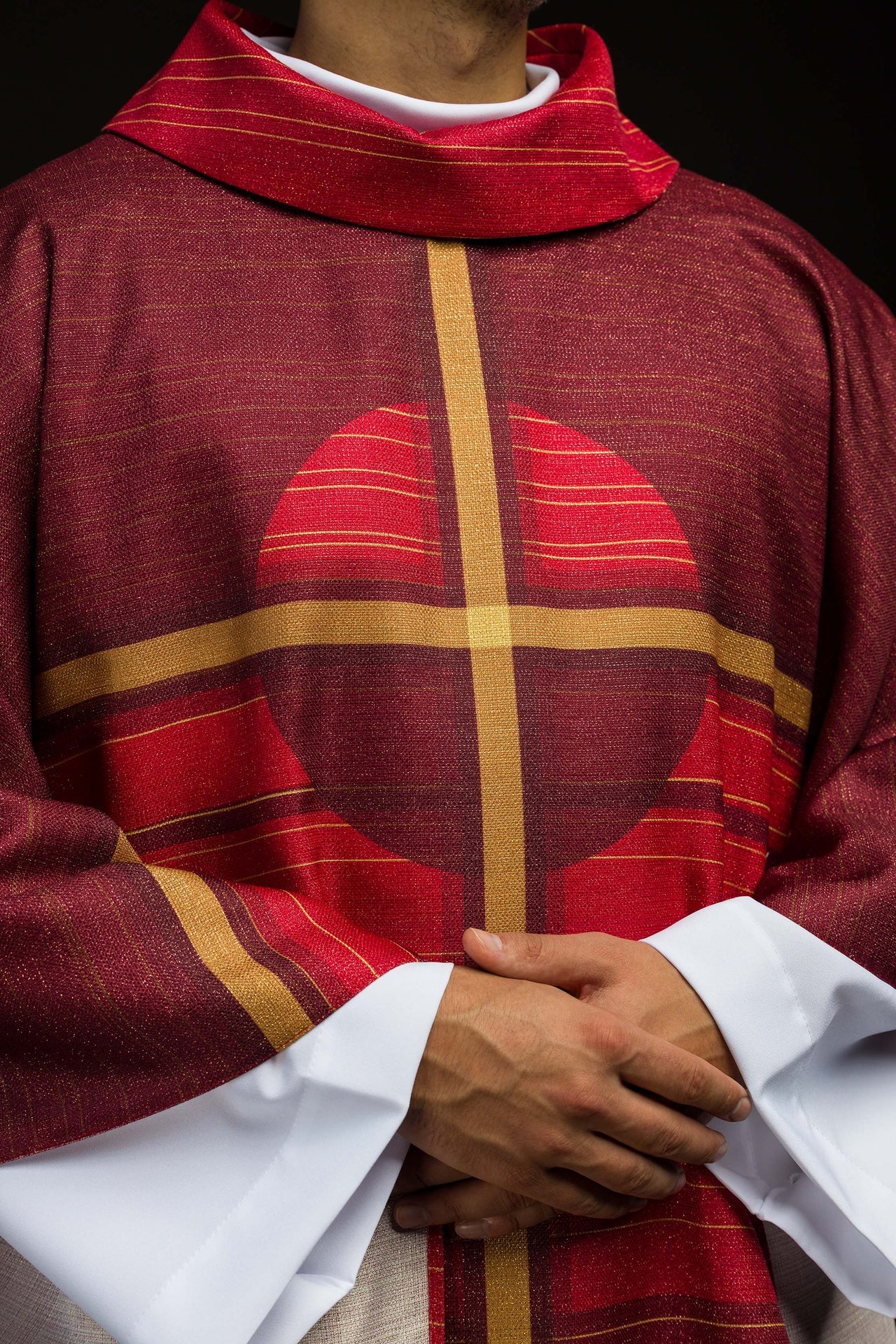 Gedruckte rote Kasel mit Kreuzmotiv