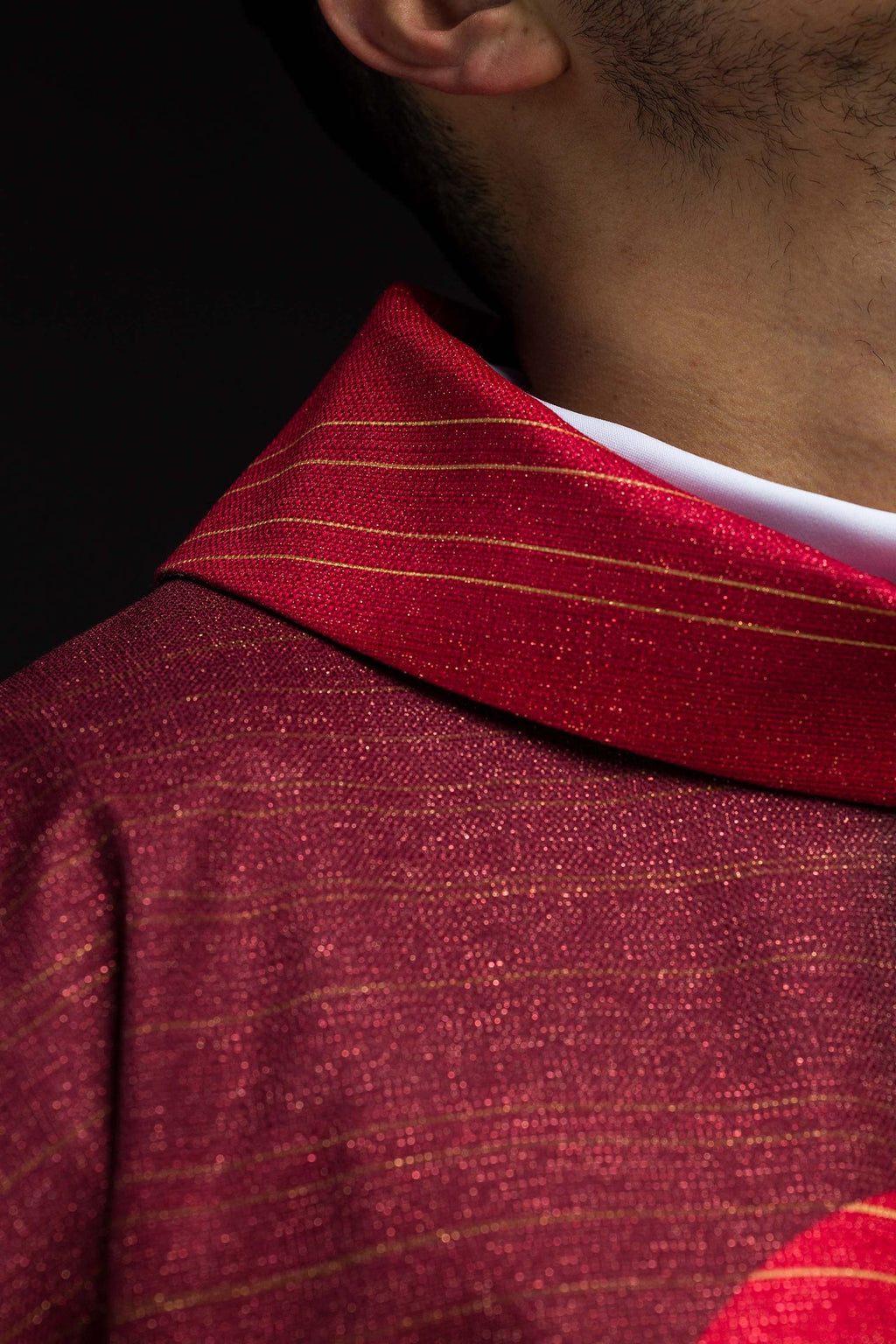 Gedruckte rote Kasel mit Kreuzmotiv