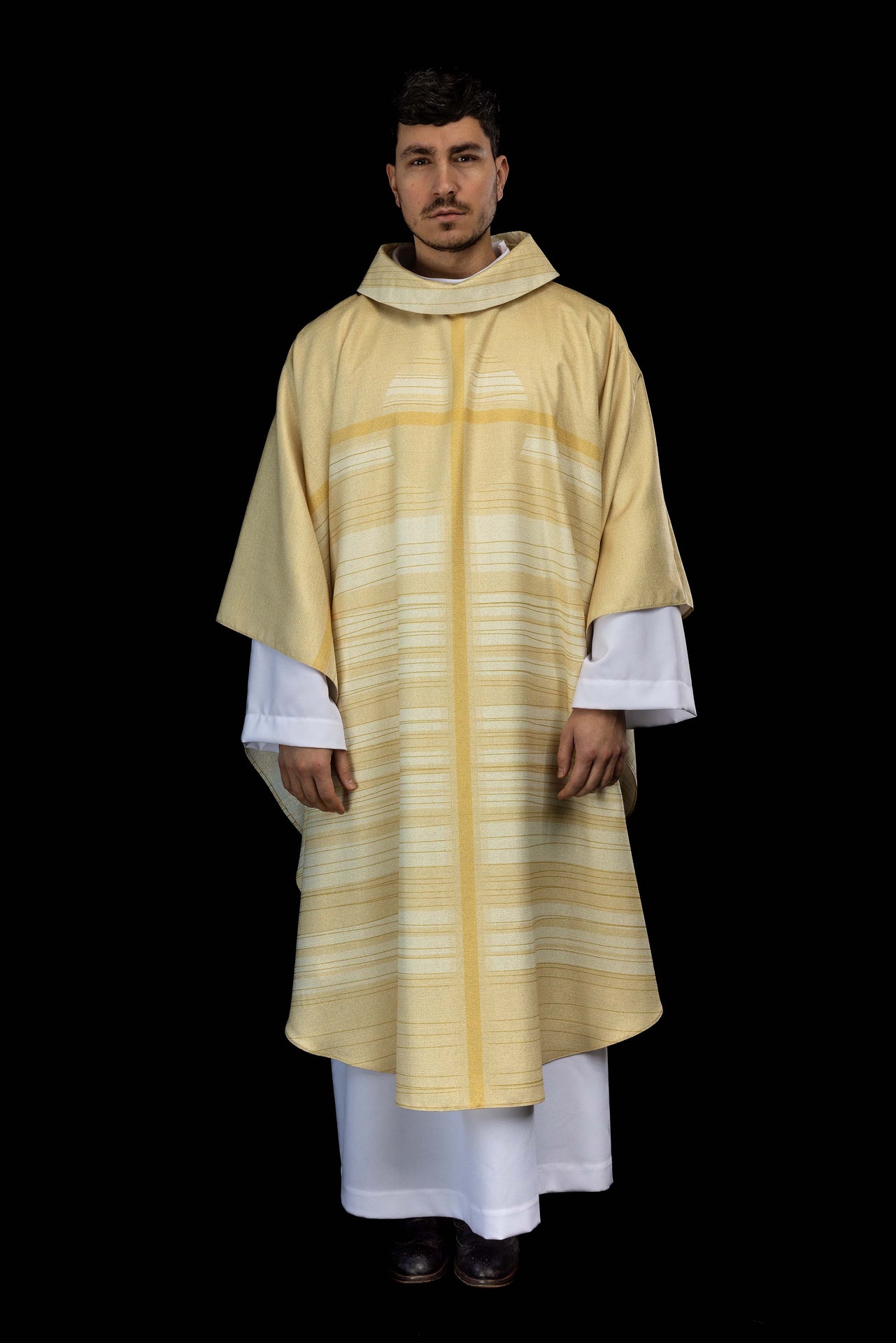 Ornat drukowany ecru z motywem krzyża - ORNATY.PL