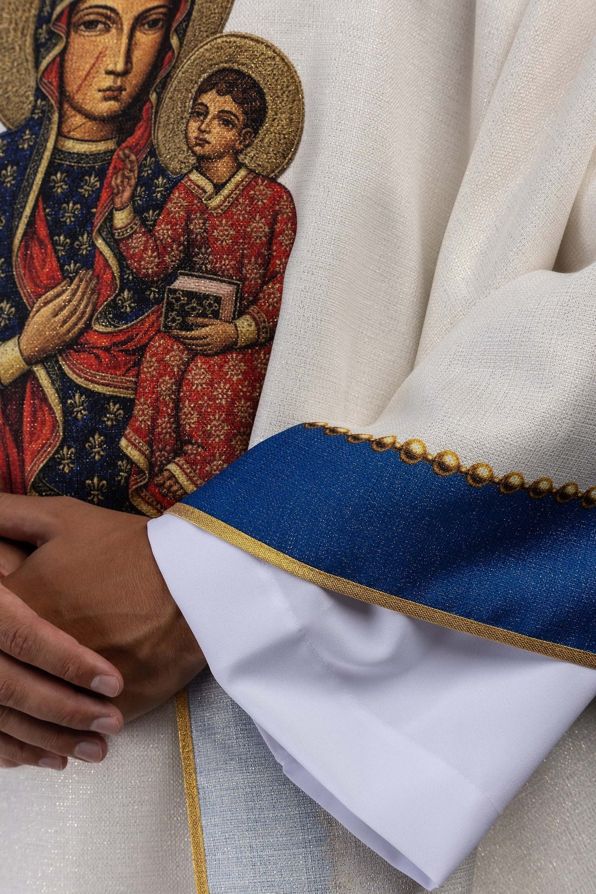 Bedrucktes Messgewand mit Darstellung der Muttergottes von Tschenstochau
