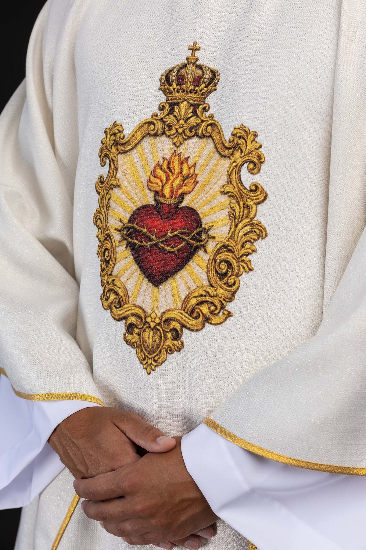 Bedrucktes Messgewand mit Herz-Jesu-Motiv in Ecru