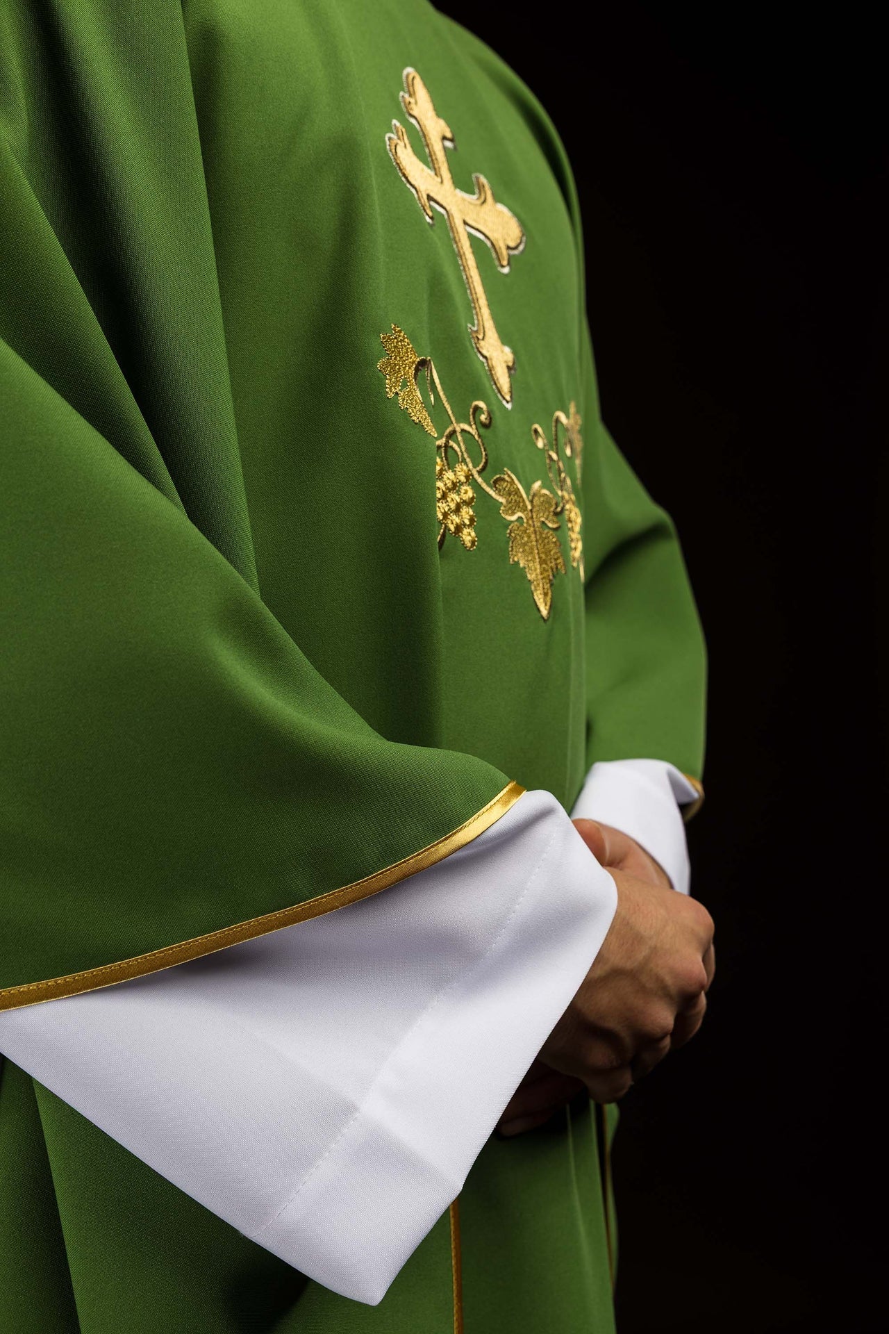 Kasel bestickt mit Kreuzmotiv und breitem Kragen grün