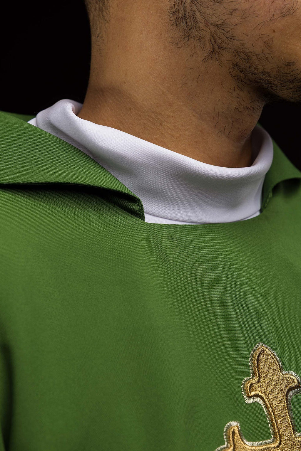 Kasel bestickt mit Kreuzmotiv und breitem Kragen grün