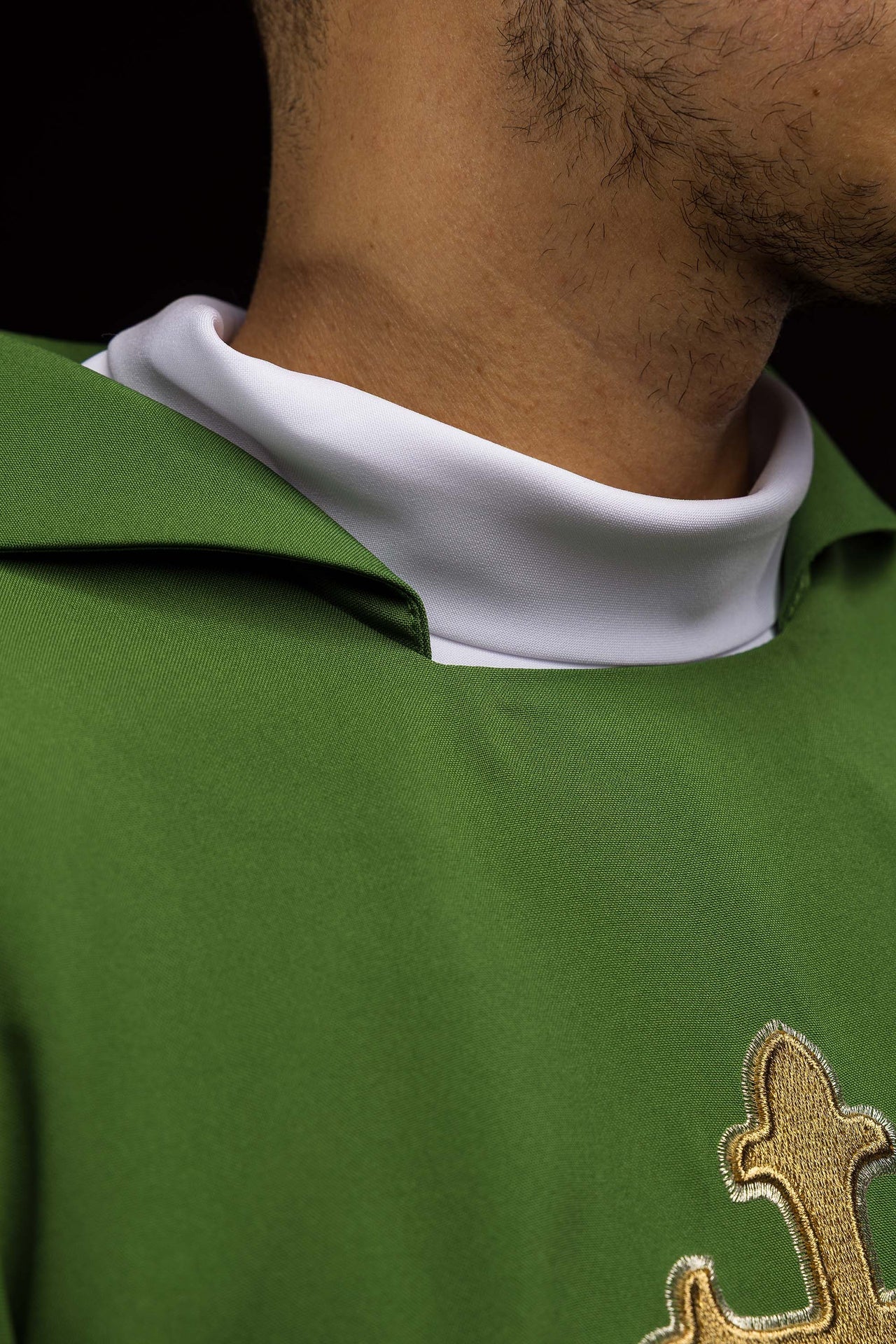 Kasel bestickt mit Kreuzmotiv und breitem Kragen grün