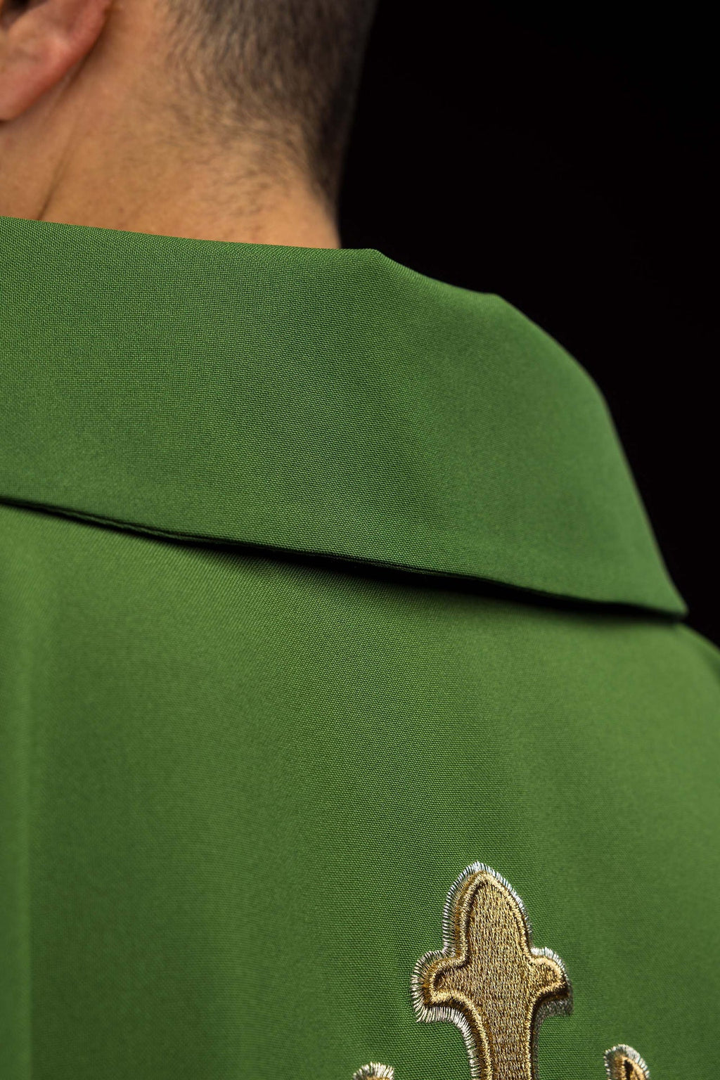 Kasel bestickt mit Kreuzmotiv und breitem Kragen grün