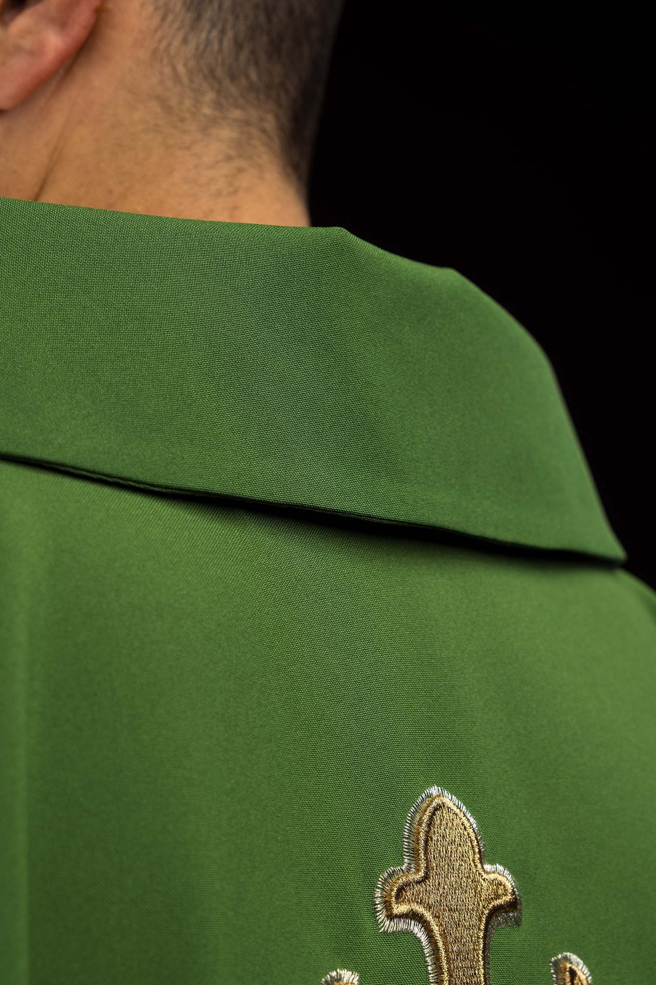 Kasel bestickt mit Kreuzmotiv und breitem Kragen grün