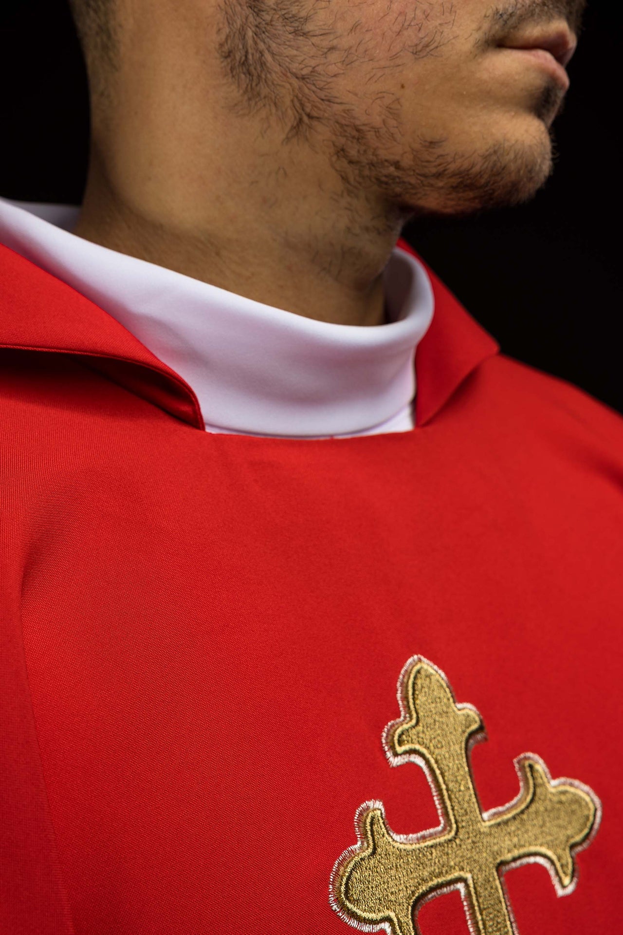 Bestickte Kasel mit Kreuzsymbol und breitem Kragen Rot