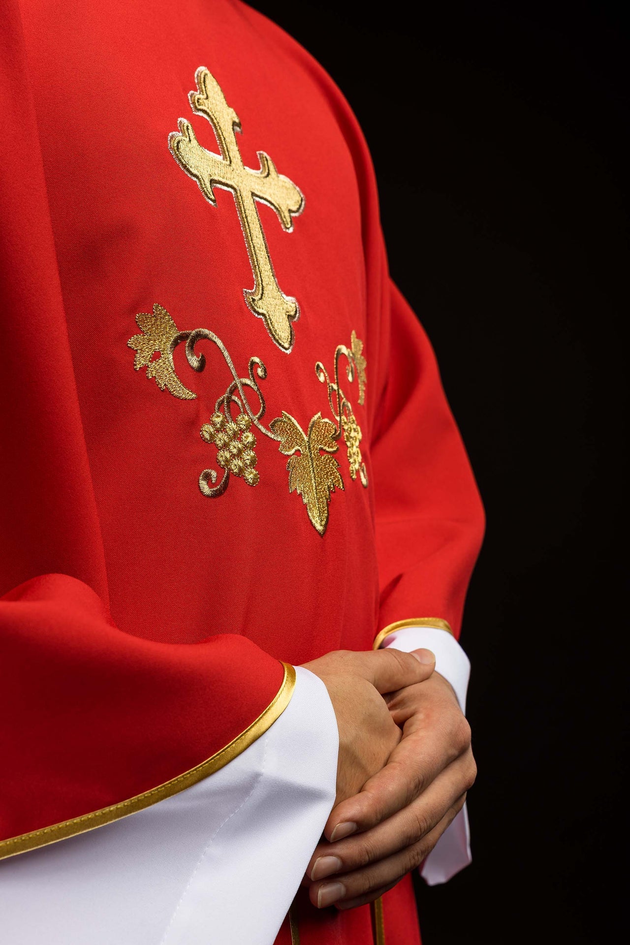 Bestickte Kasel mit Kreuzsymbol und breitem Kragen Rot