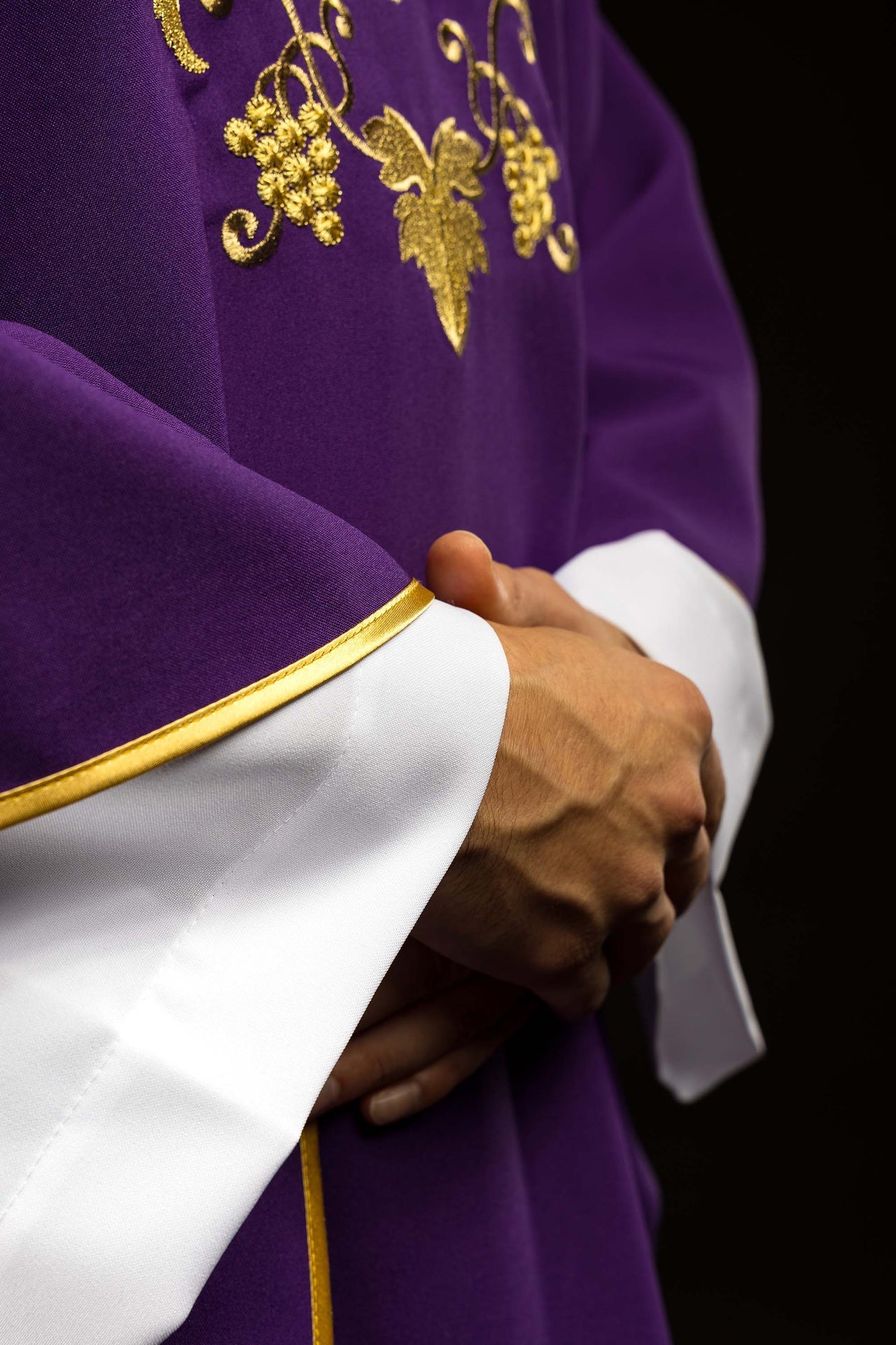 Bestickte Kasel mit Kreuzsymbol und breitem Kragen Violett