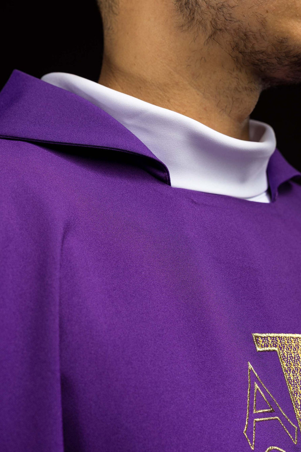 Bestickte Kasel mit dem Symbol Alpha und Omega und breitem Kragen Violett