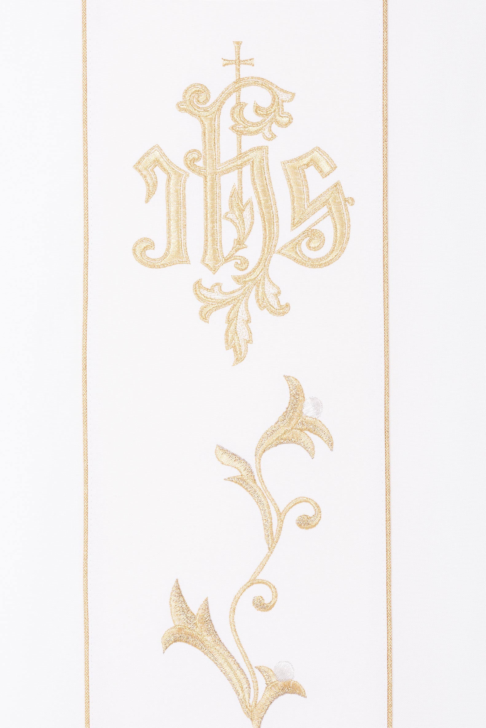 Verziertes Messgewand mit IHS-Motiv