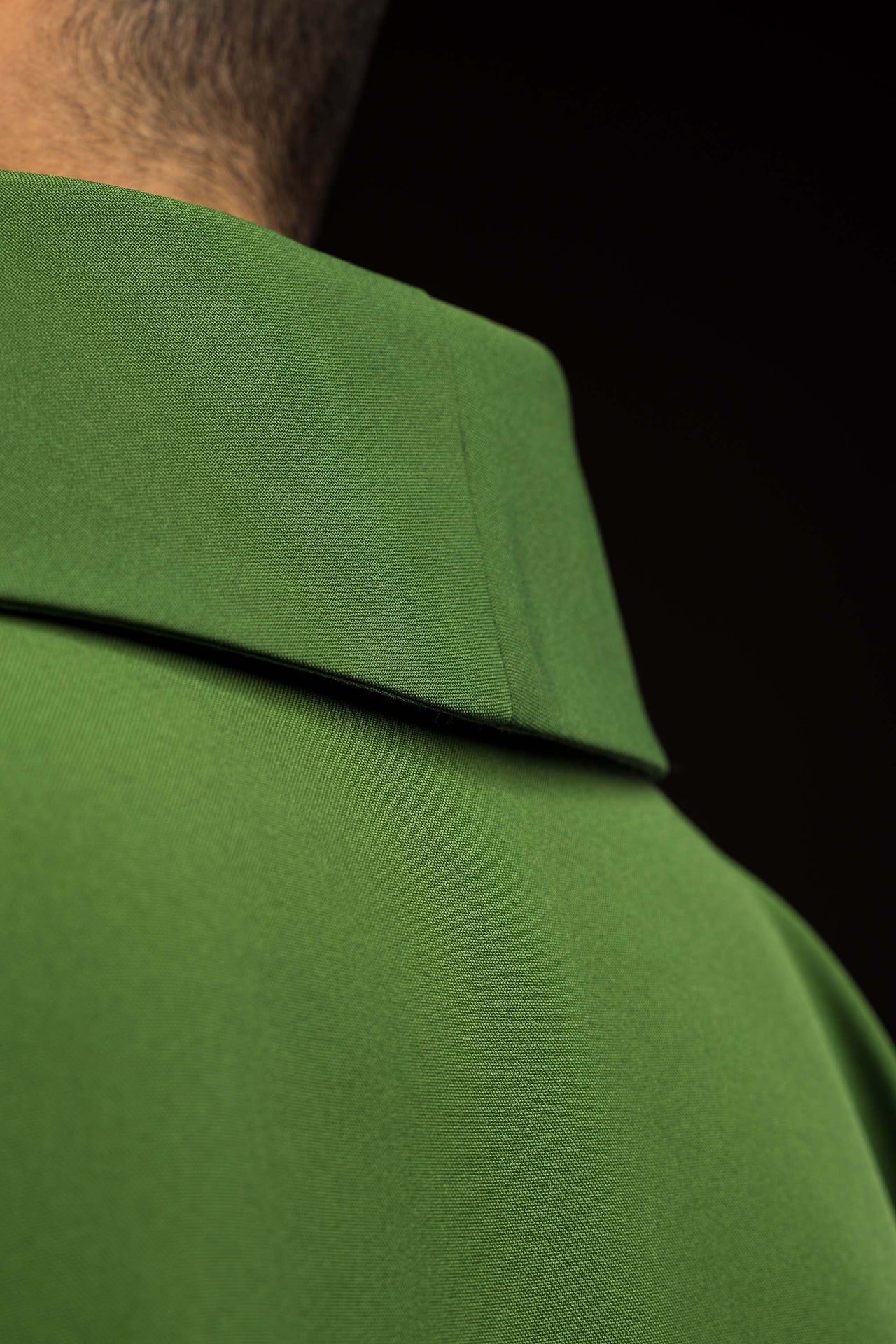 Grünes Messgewand mit gesticktem Kreuzmotiv