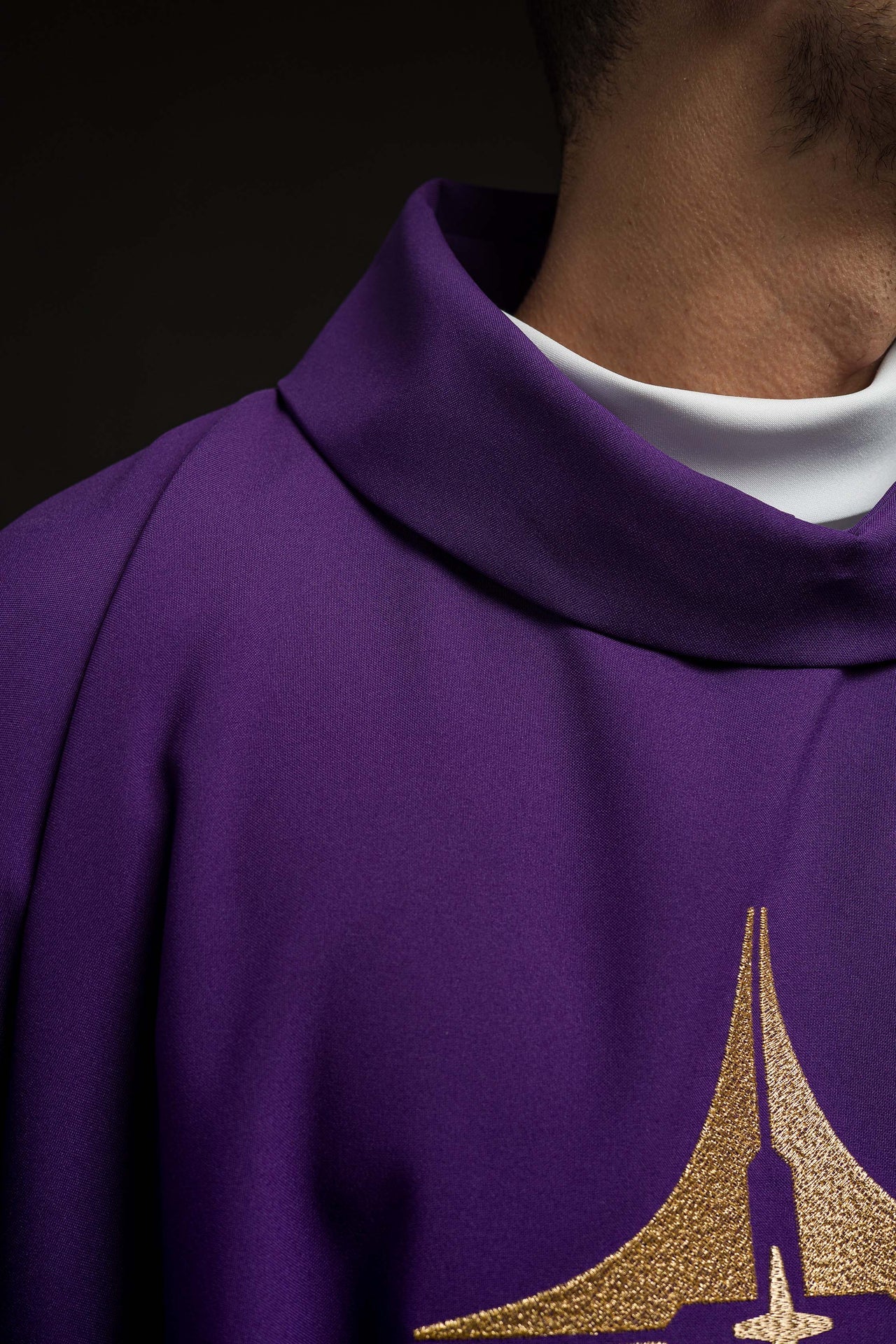 Fioletowy ornat haftowany z motywem krzyża - ORNATY.PL