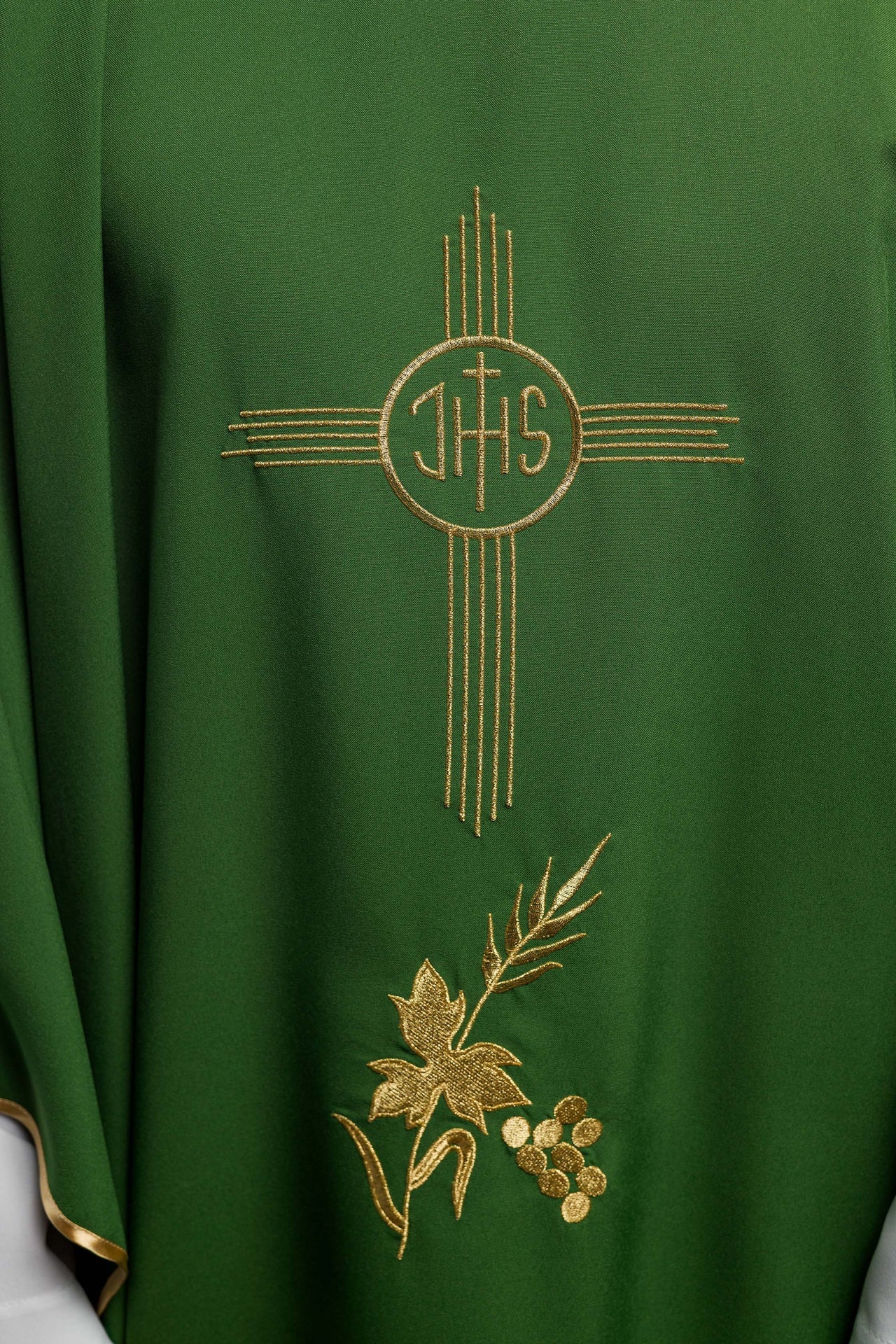 Zielony ornat haftowany z motywem IHS - ORNATY.PL
