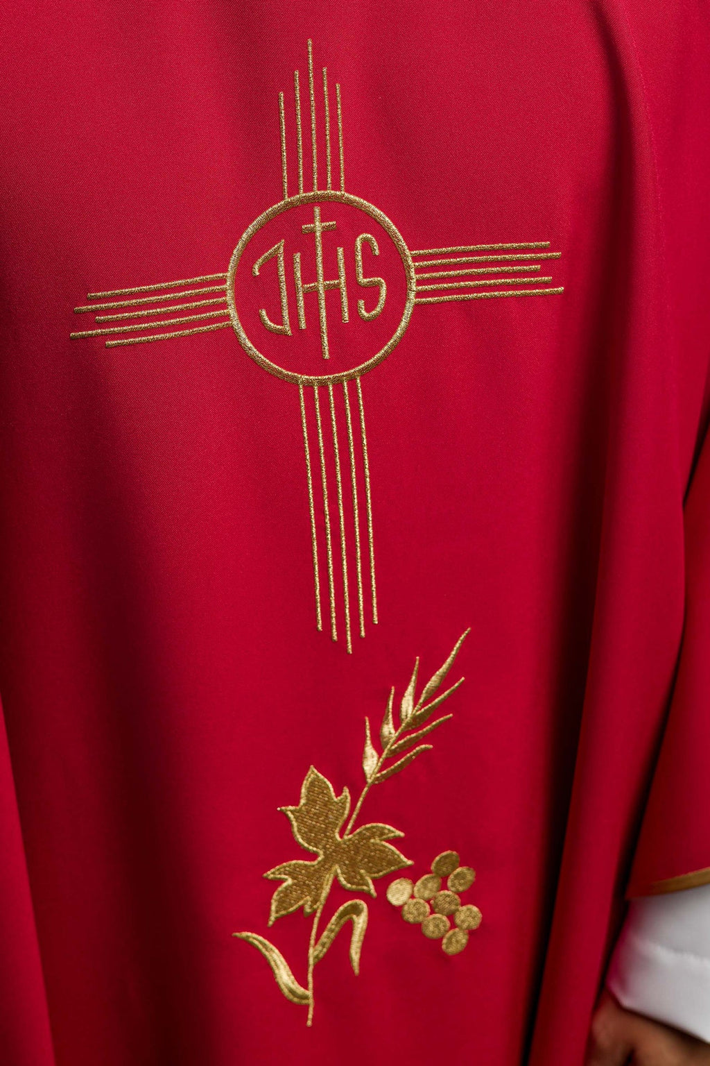 Czerwony ornat haftowany z szerokim kołnierzem i motywem IHS - ORNATY.PL