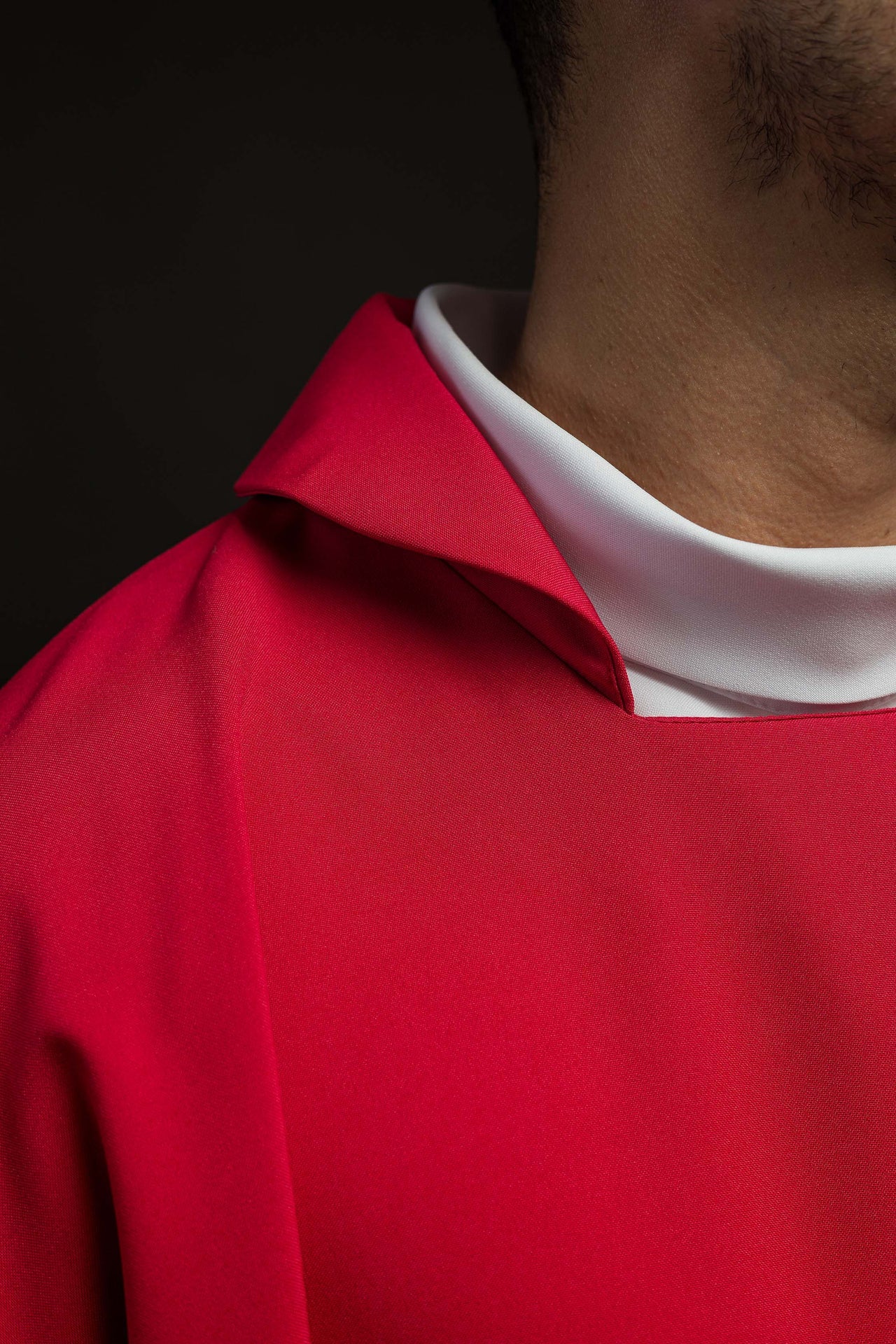 Czerwony ornat haftowany z szerokim kołnierzem i motywem IHS - ORNATY.PL