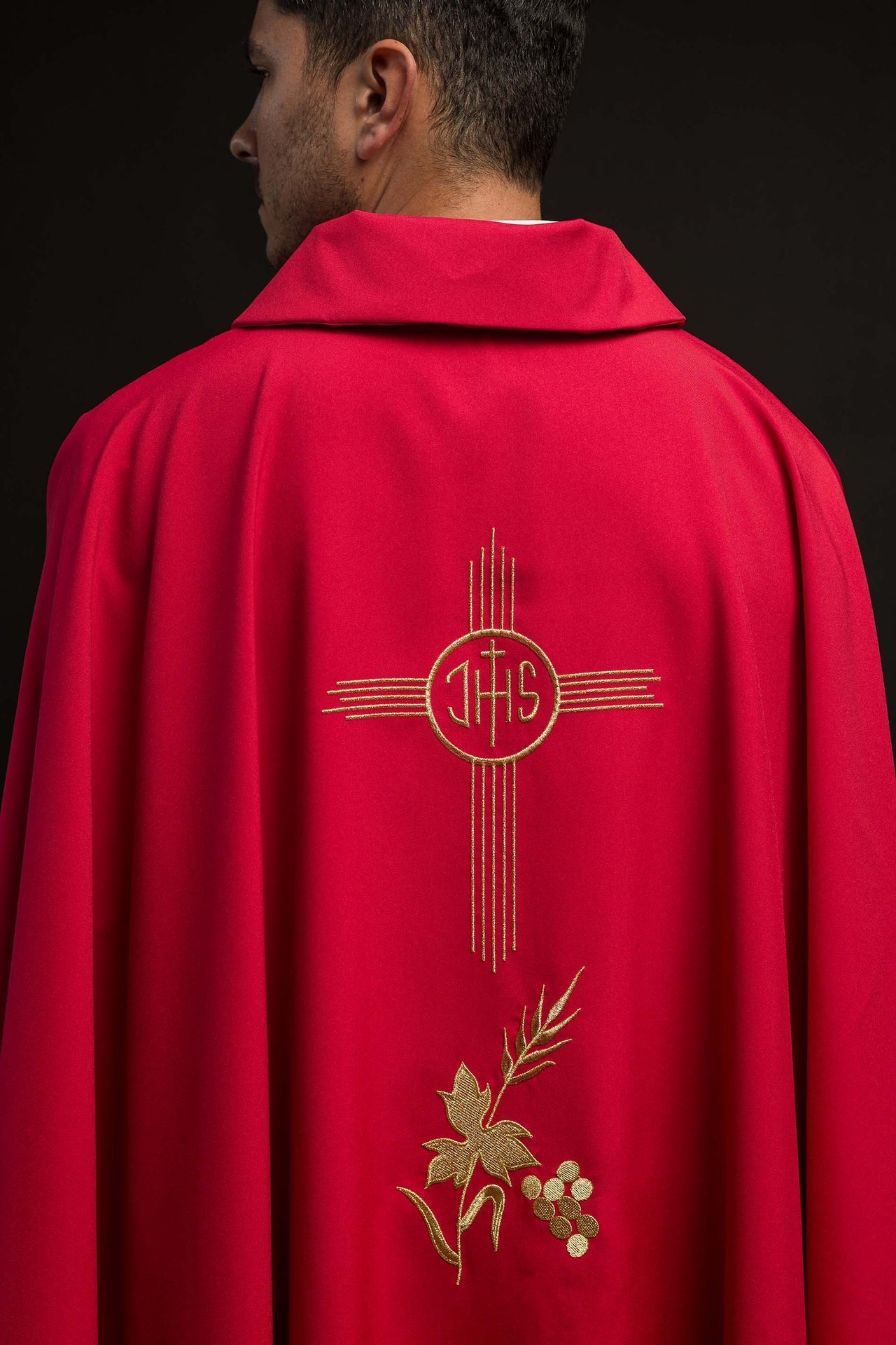 Czerwony ornat haftowany z szerokim kołnierzem i motywem IHS - ORNATY.PL