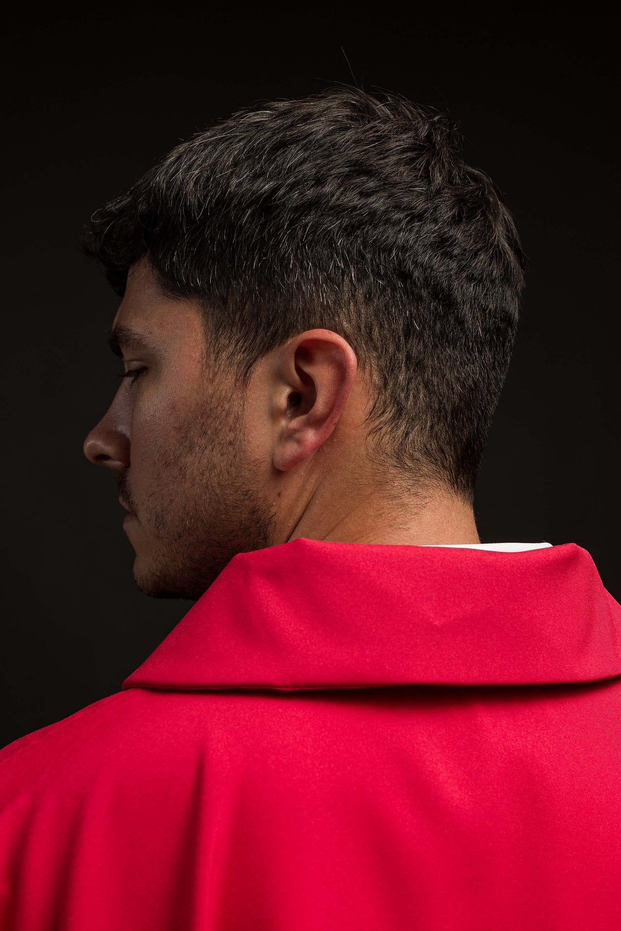 Czerwony ornat haftowany z szerokim kołnierzem i motywem IHS - ORNATY.PL