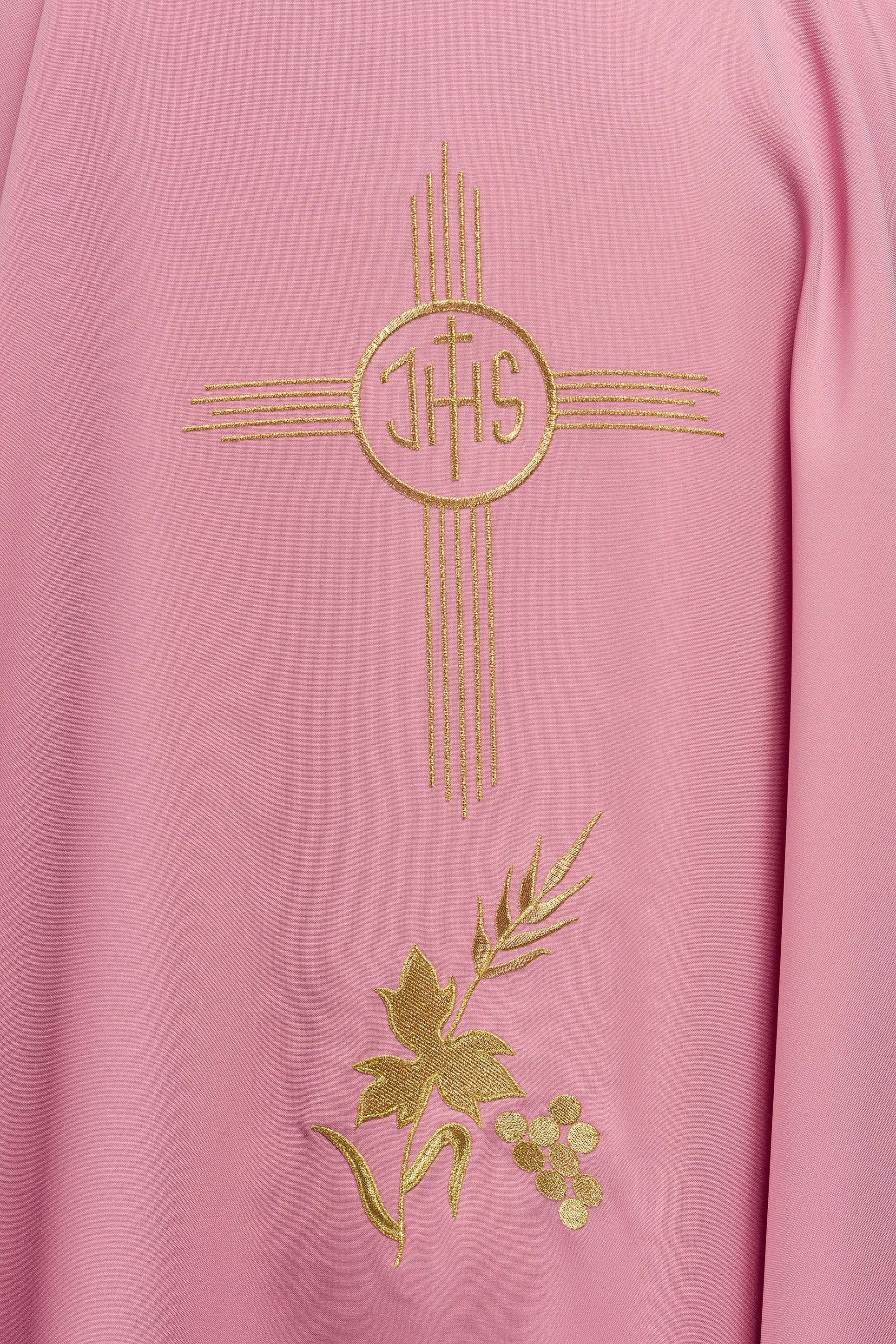 Gesticktes Messgewand in Roségold