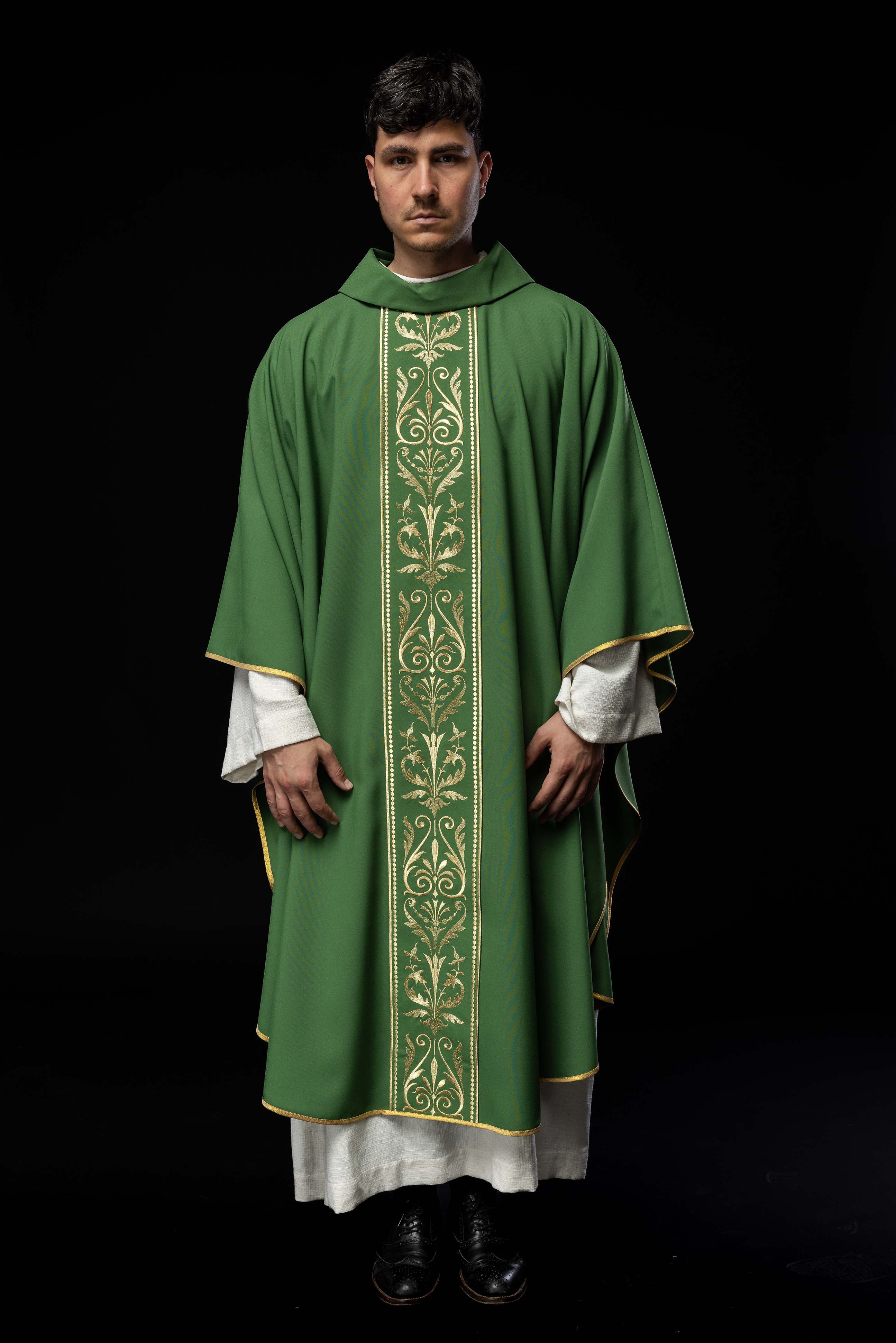 Grünes liturgisches Messgewand mit goldbesticktem Gürtel