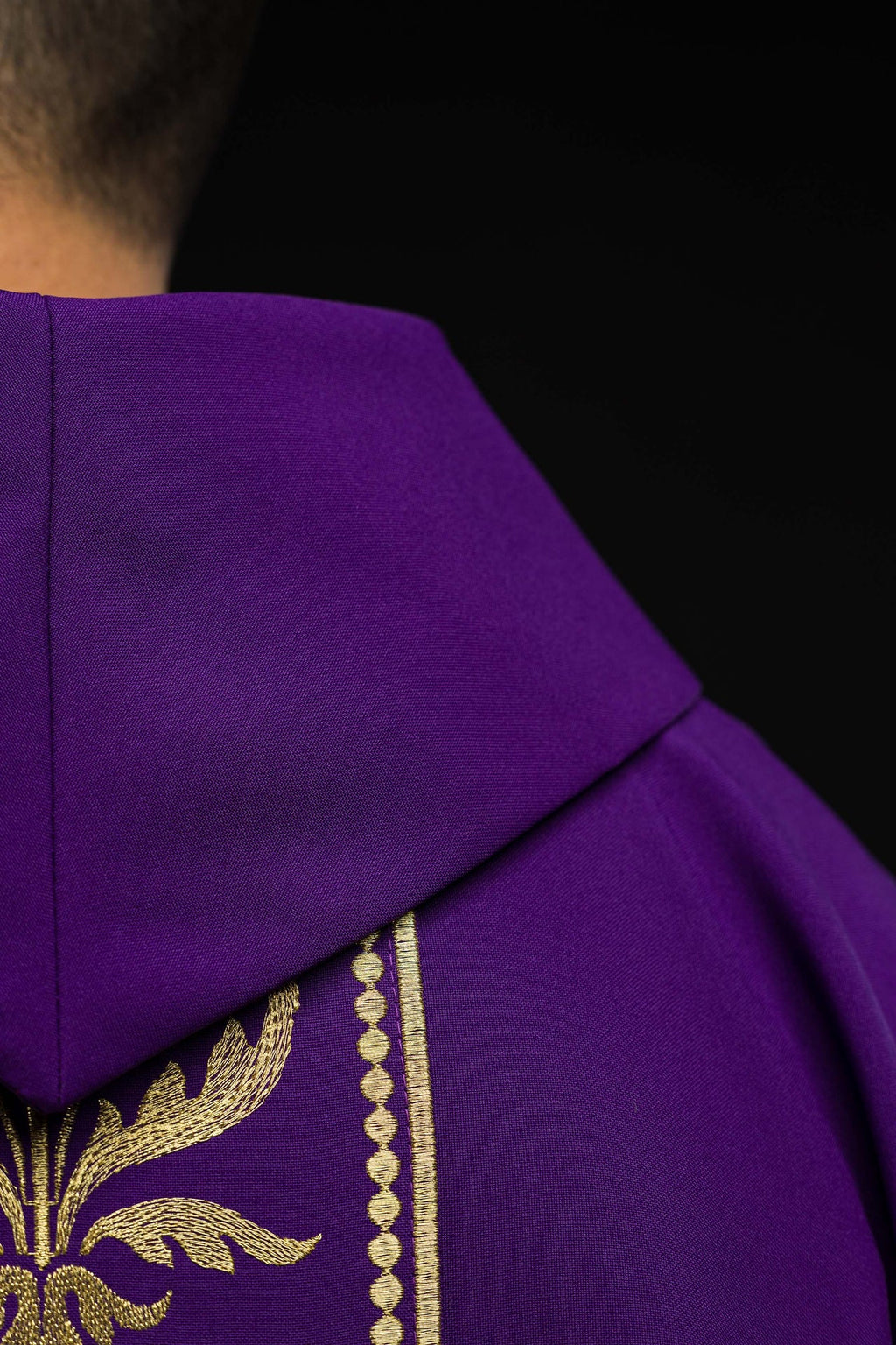 Lila liturgisches Messgewand mit goldbesticktem Gürtel