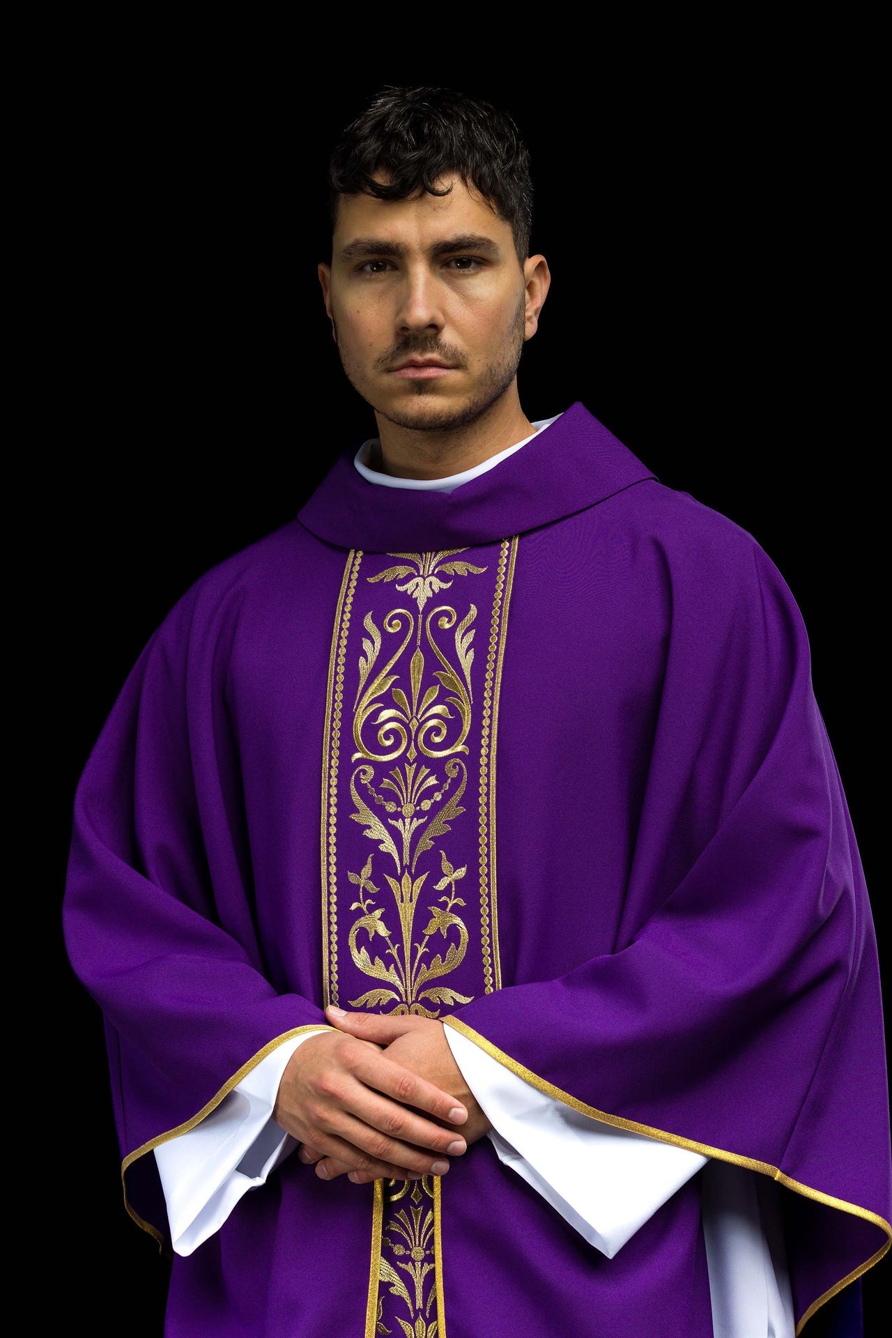 Lila liturgisches Messgewand mit goldbesticktem Gürtel