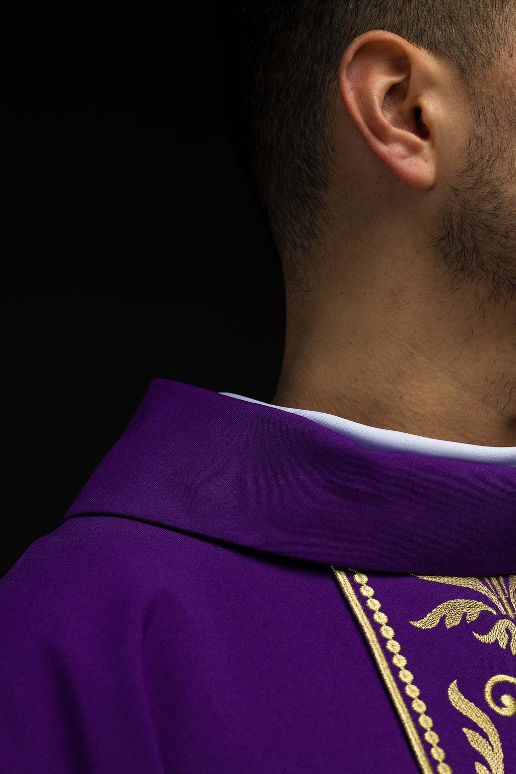 Lila liturgisches Messgewand mit goldbesticktem Gürtel