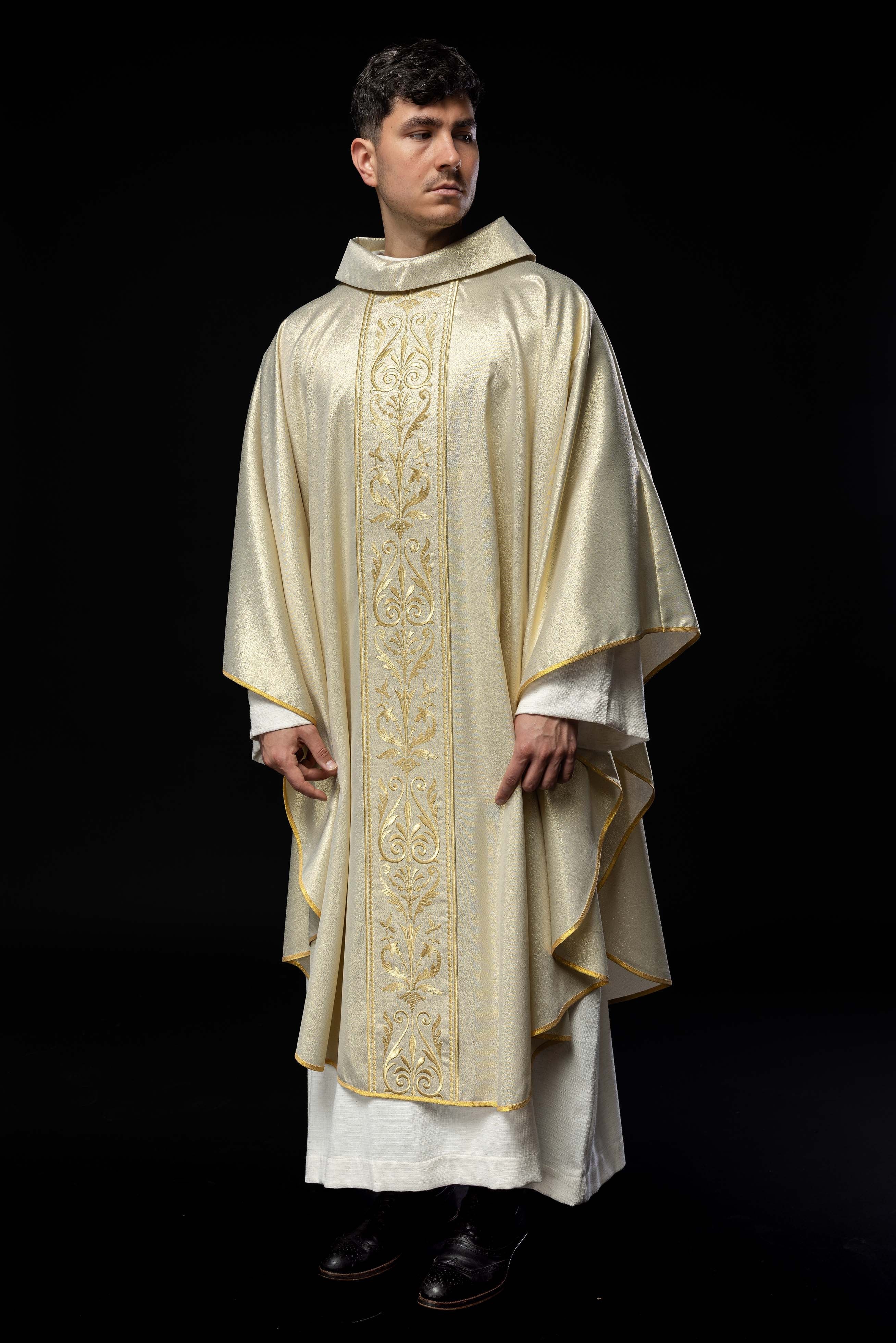 Liturgisches Messgewand mit verziertem, goldbesticktem Gürtel