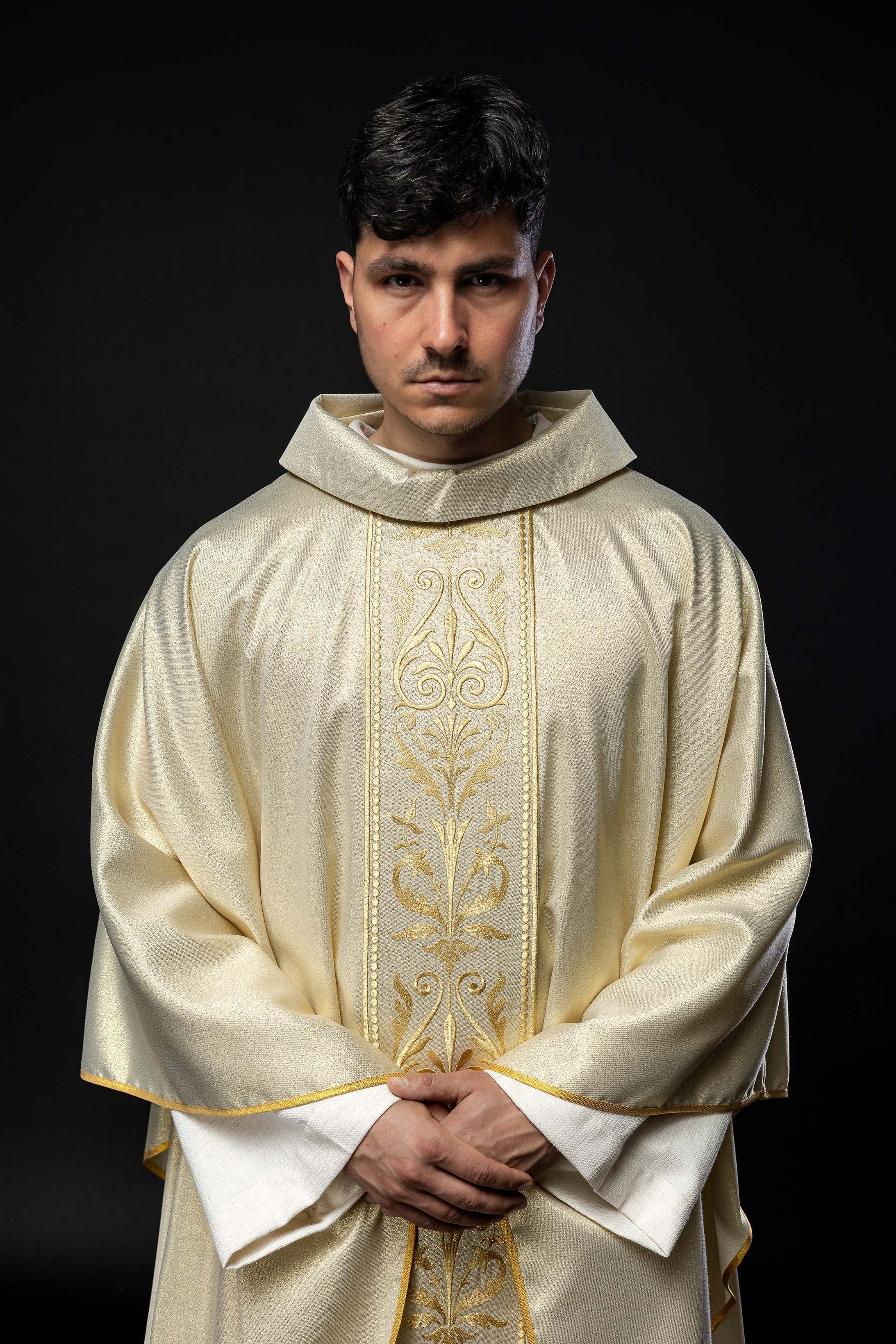Liturgisches Messgewand mit verziertem, goldbesticktem Gürtel