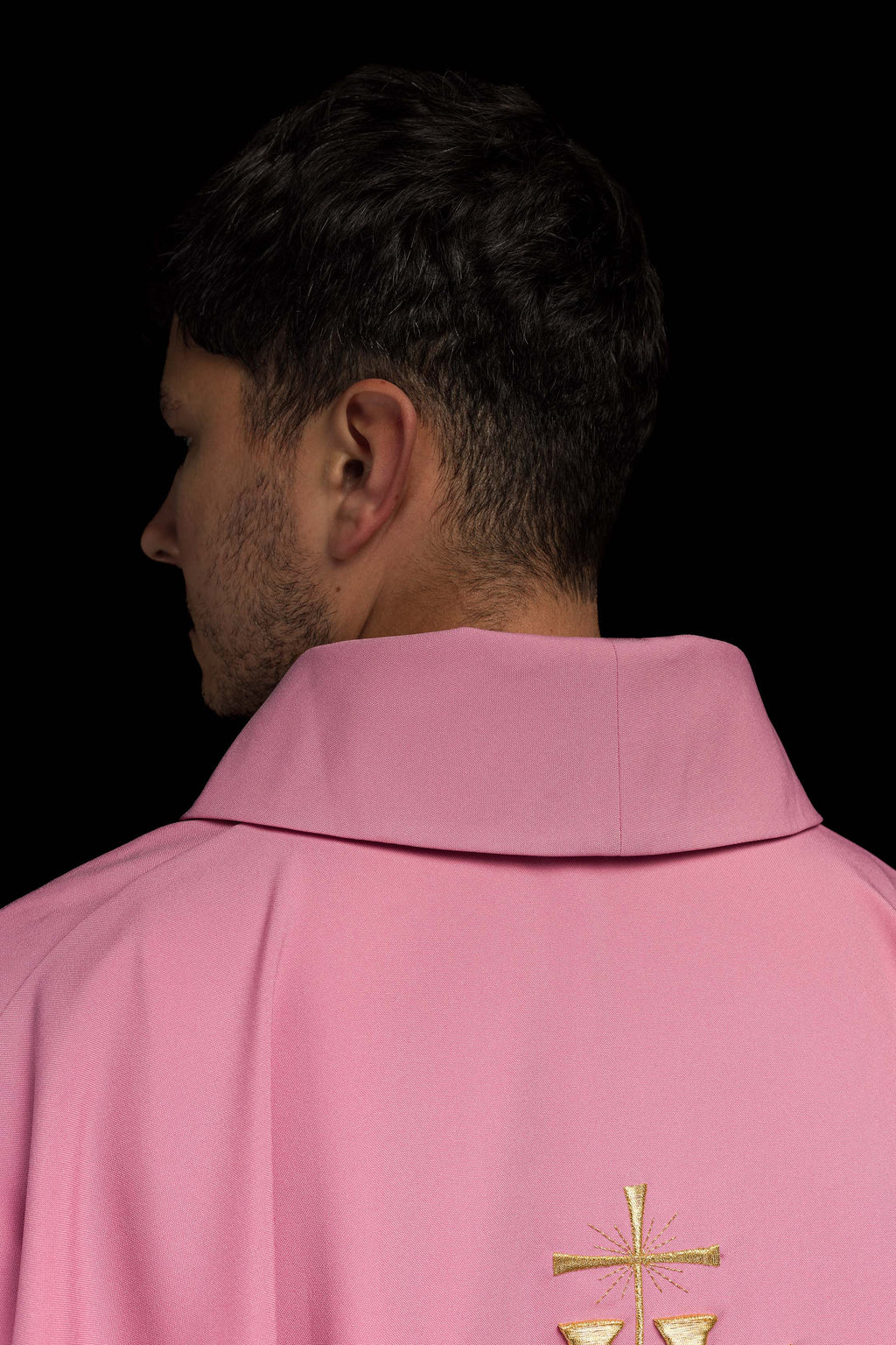 Gesticktes Messgewand mit IHS-Motiv in Rosa