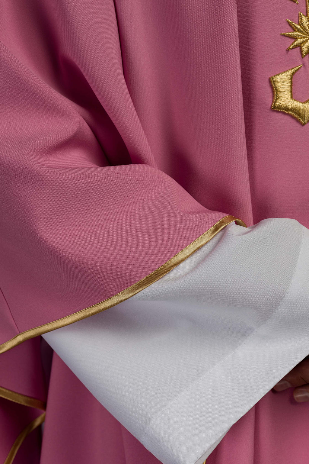 Gesticktes Messgewand mit IHS-Motiv in Rosa