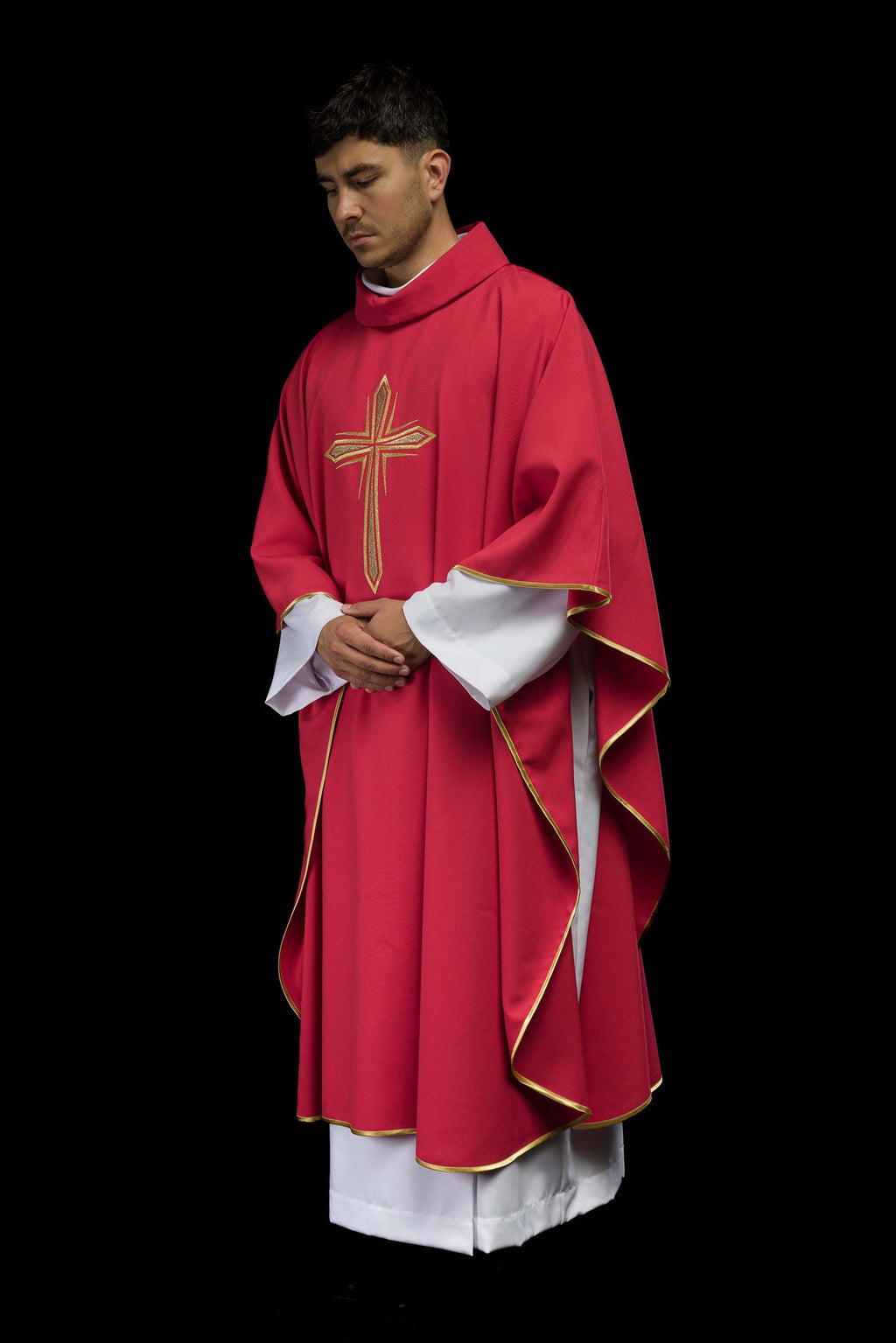 Czerwony ornat haftowany z wzorem krzyża - ORNATY.PL