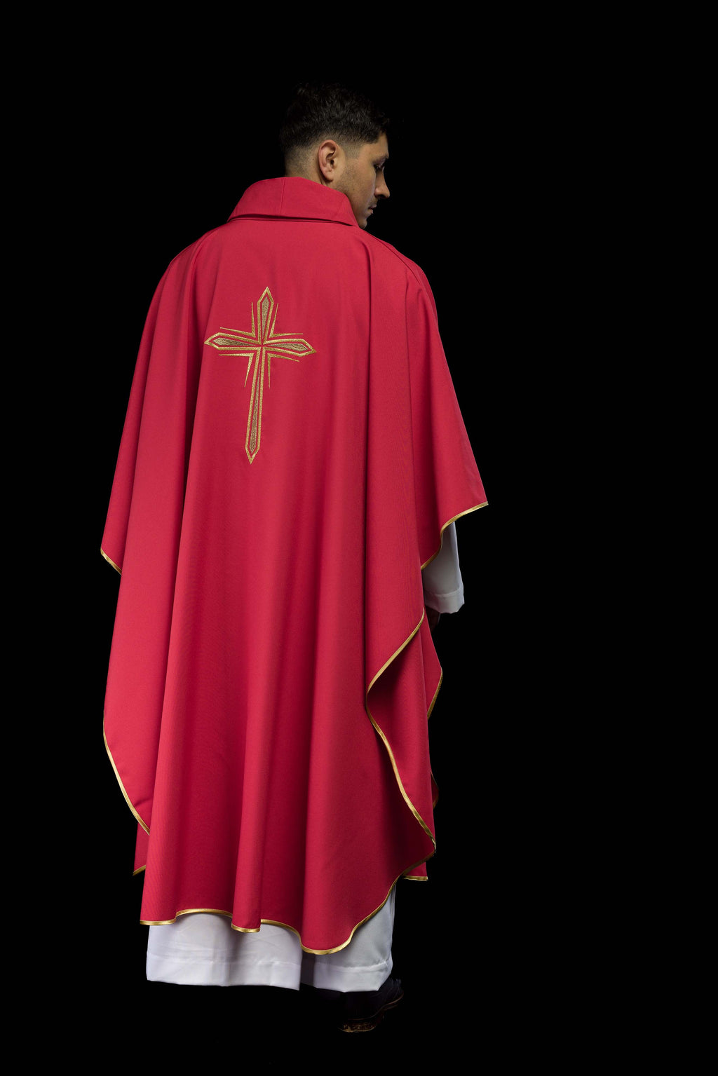 Rotes Messgewand mit gesticktem Kreuzmuster