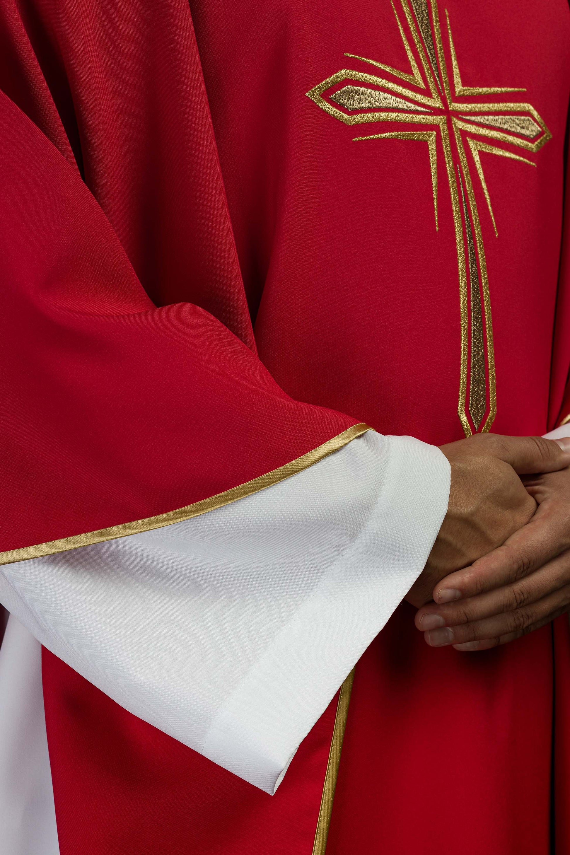 Rotes Messgewand mit gesticktem Kreuzmuster
