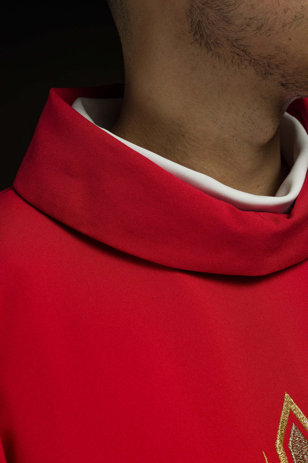 Rotes Messgewand mit gesticktem Kreuzmuster