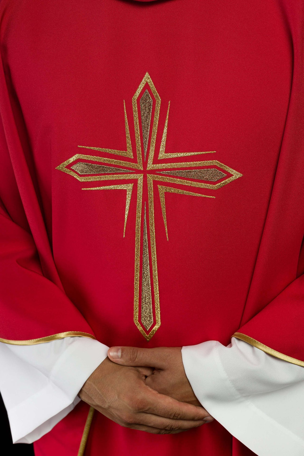 Czerwony ornat haftowany z wzorem krzyża - ORNATY.PL