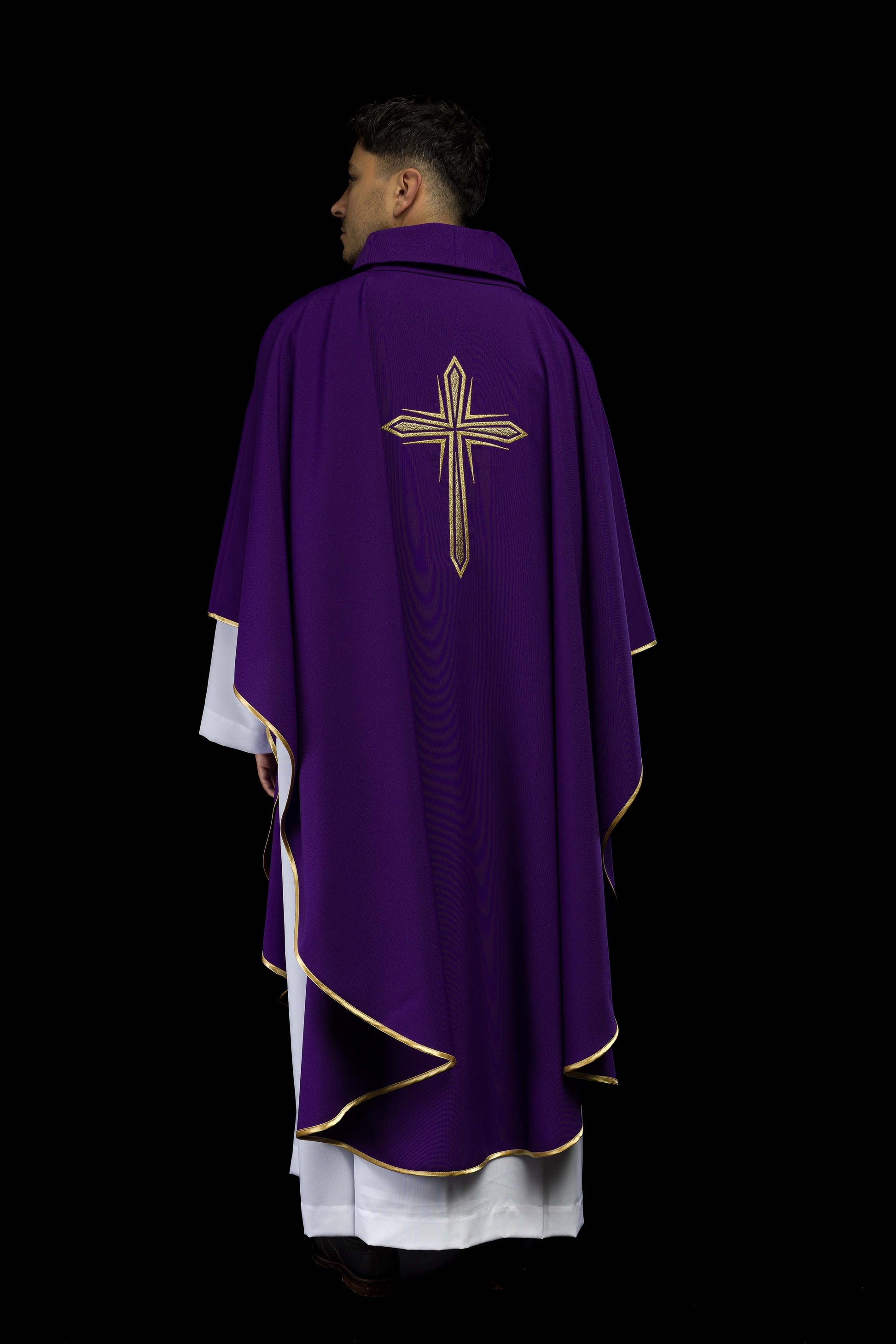 Lila Messgewand mit gesticktem Kreuz und goldenen Paspeln