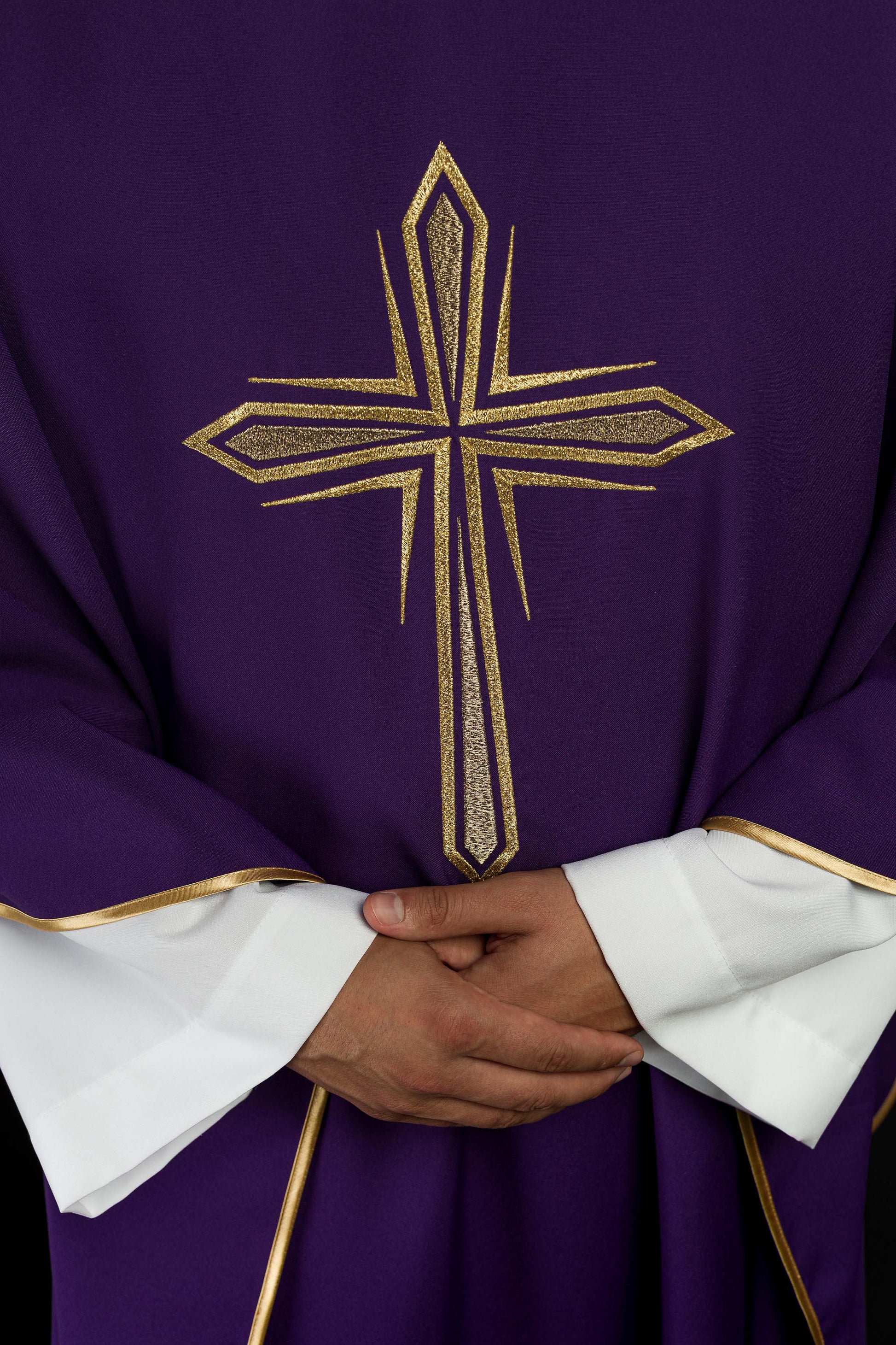 Lila Messgewand mit gesticktem Kreuz und goldenen Paspeln