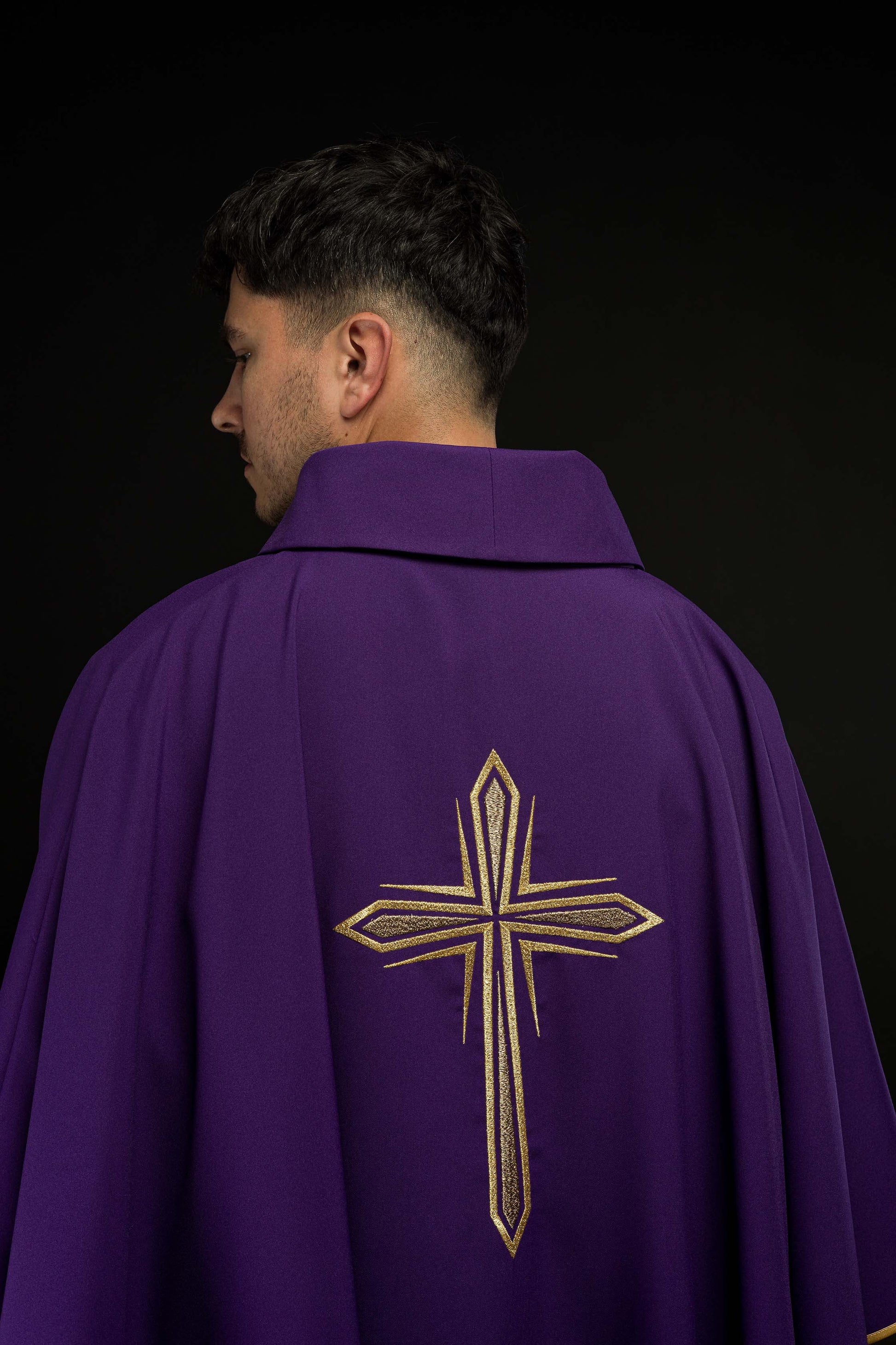 Lila Messgewand mit gesticktem Kreuz und goldenen Paspeln