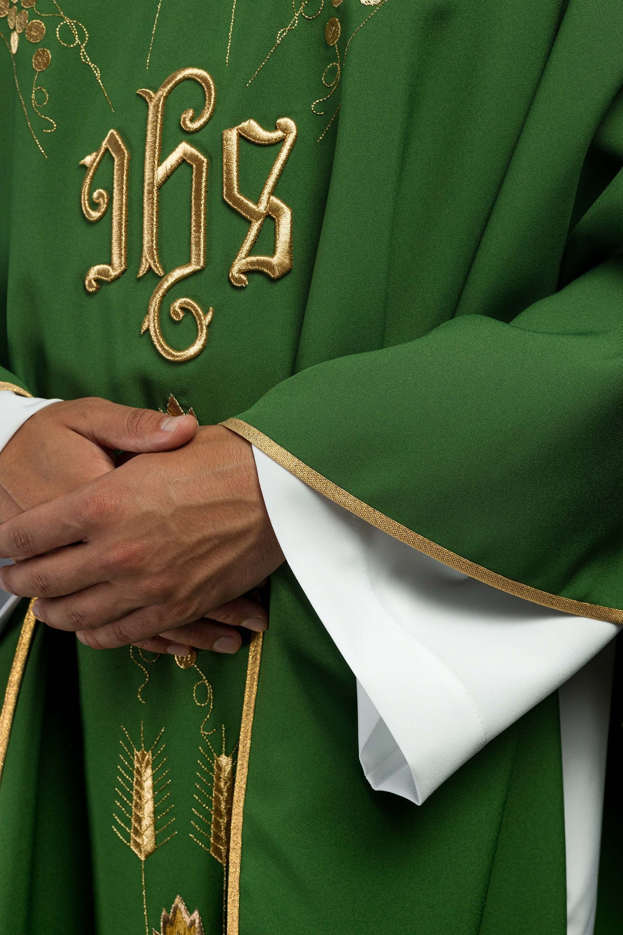 Ornat haftowany z symbolem IHS winogrona Zielony - ORNATY.PL