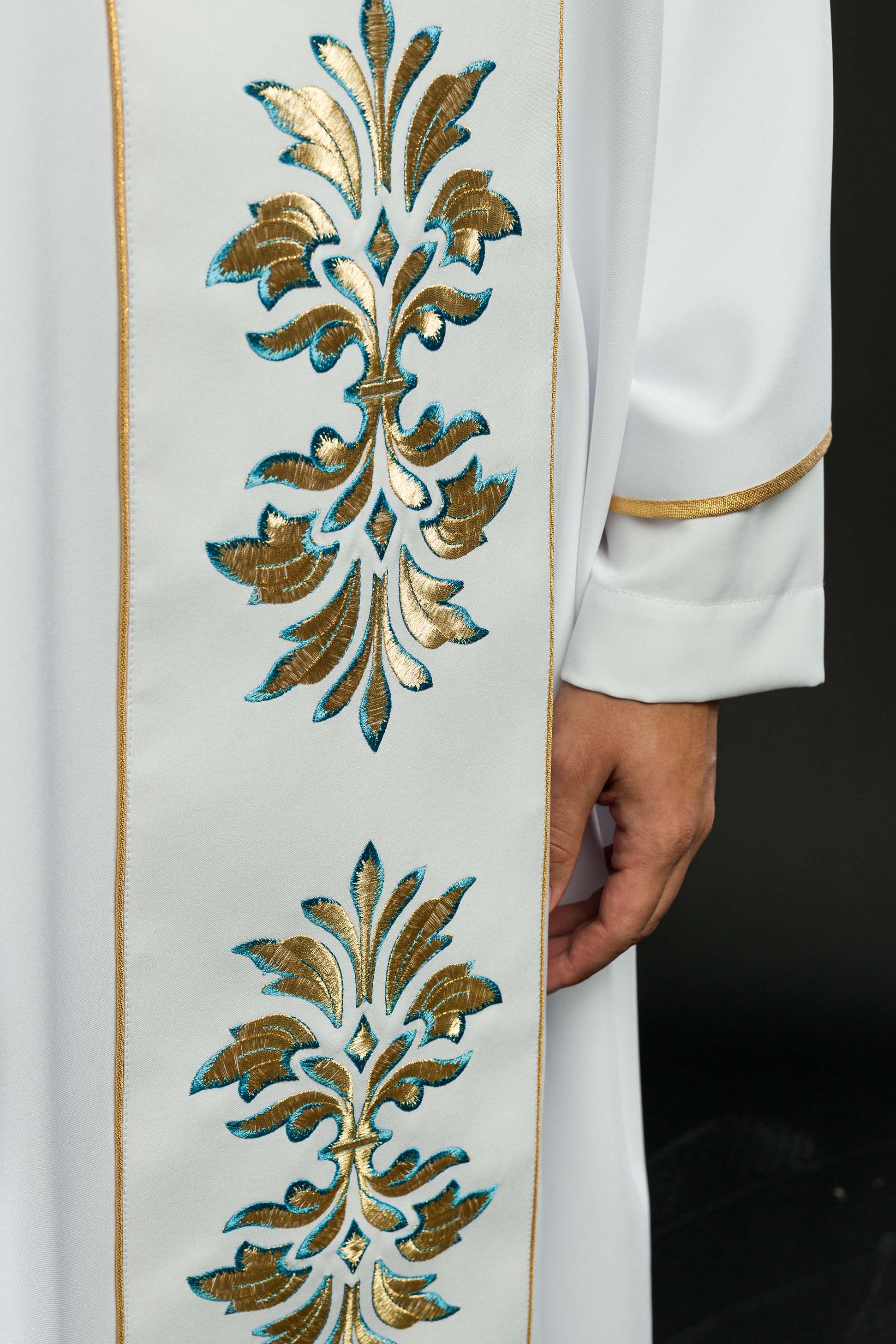 Gesticktes Messgewand mit Marienmotiv Weiß