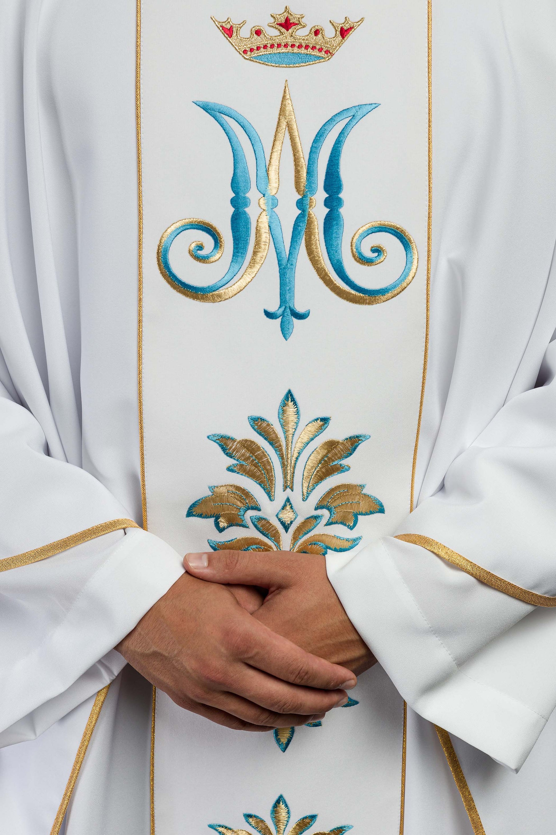 Gesticktes Messgewand mit Marienmotiv Weiß