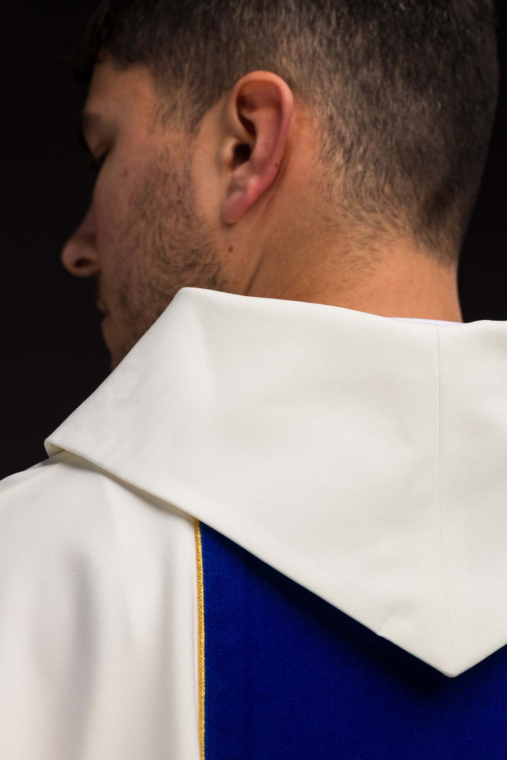 Marianisches liturgisches Messgewand mit blau besticktem Streifen