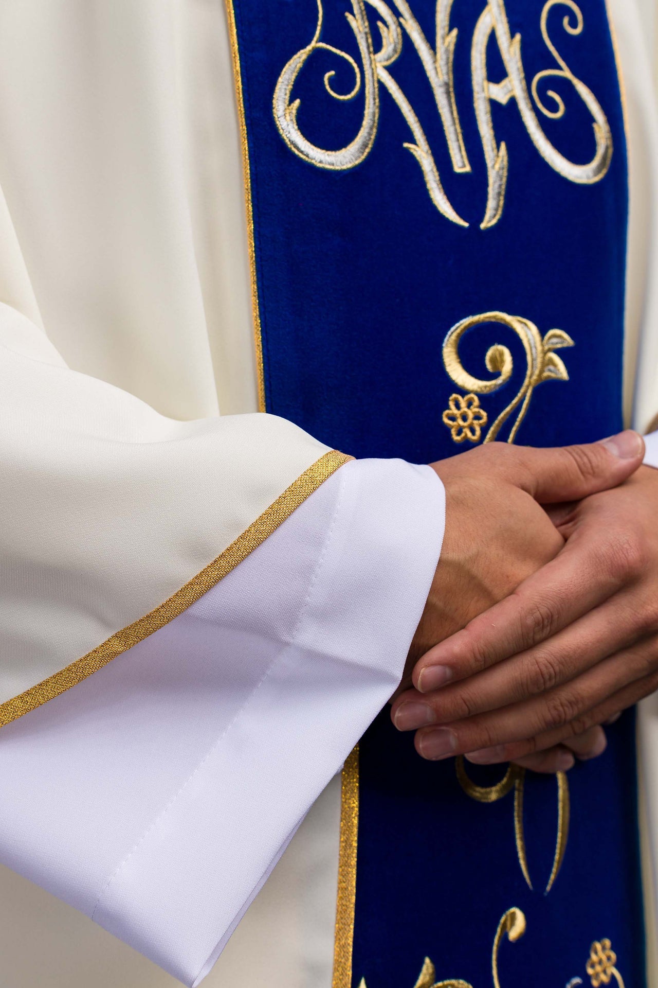 Marianisches liturgisches Messgewand mit blau besticktem Streifen