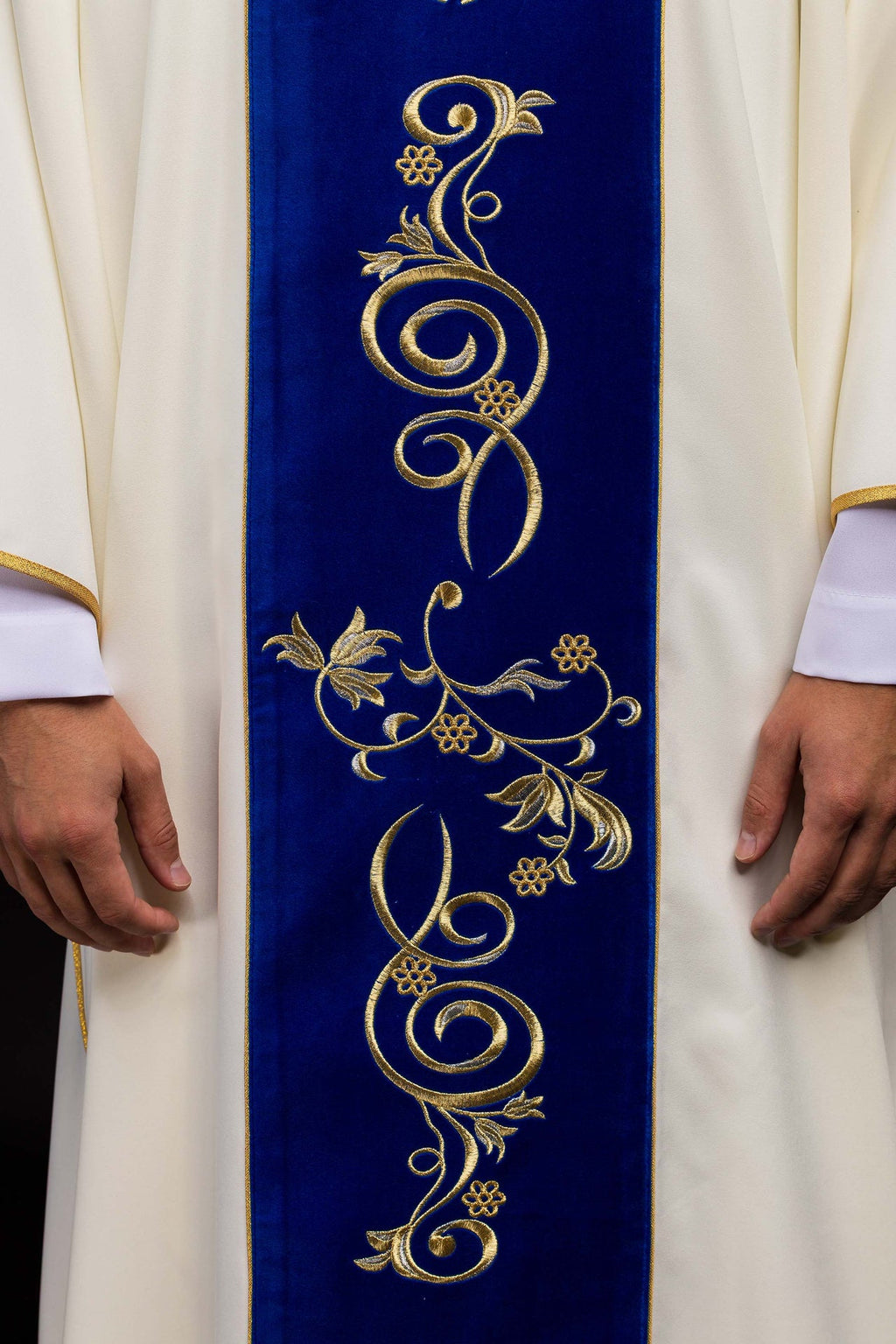 Marianisches liturgisches Messgewand mit blau besticktem Streifen
