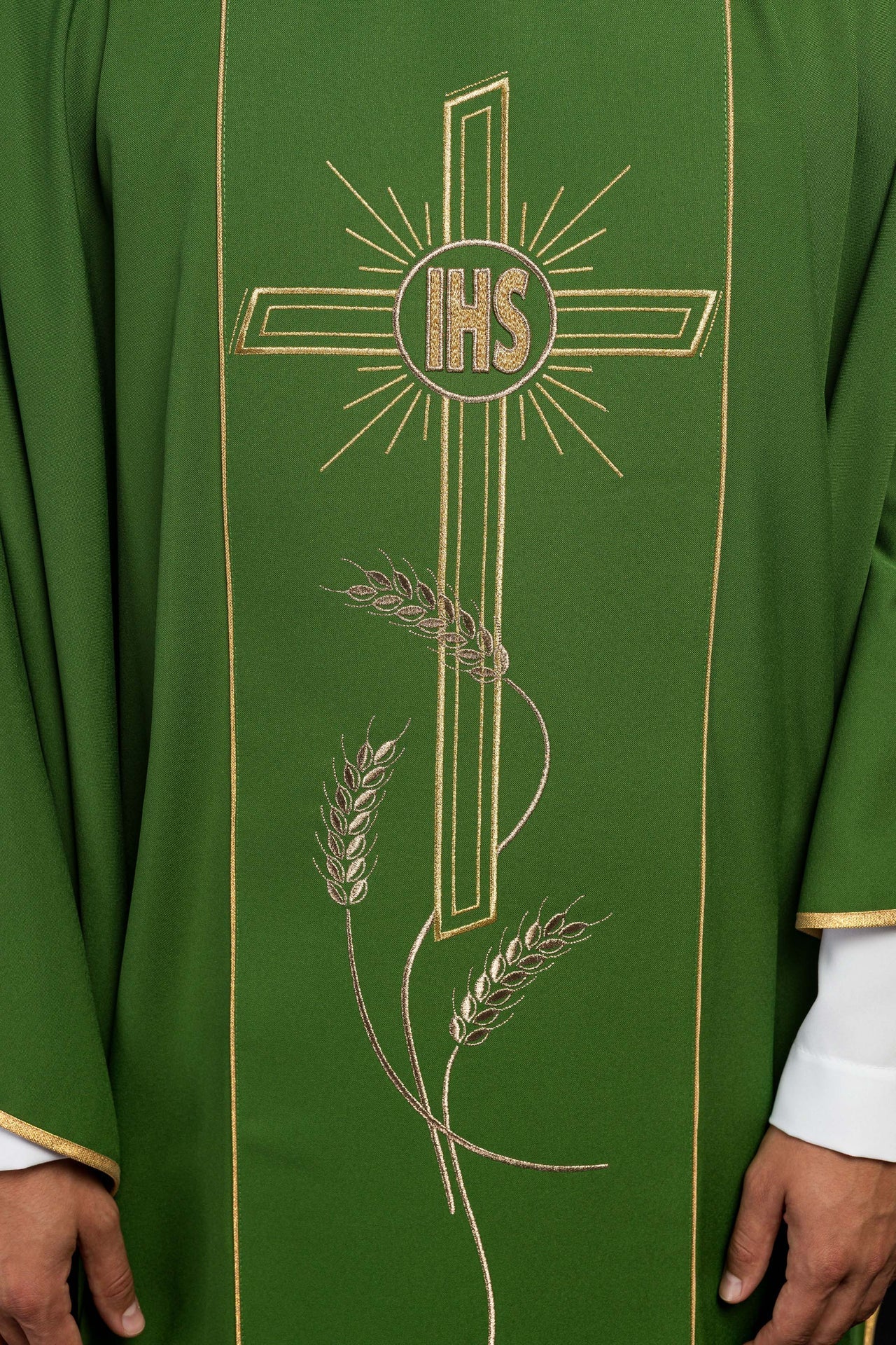 Zielony ornat z szerokim haftowanym złotym pasem Krzyż IHS - ORNATY.PL